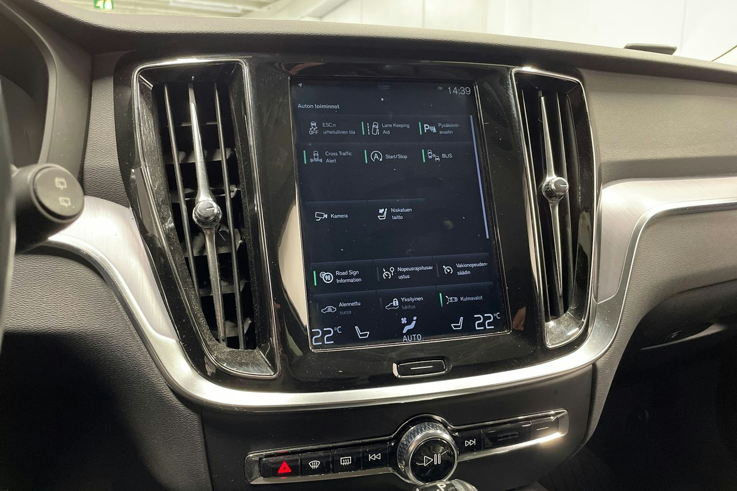 Harmaa Volvo V60 Cross Country 2019 kuva 18.