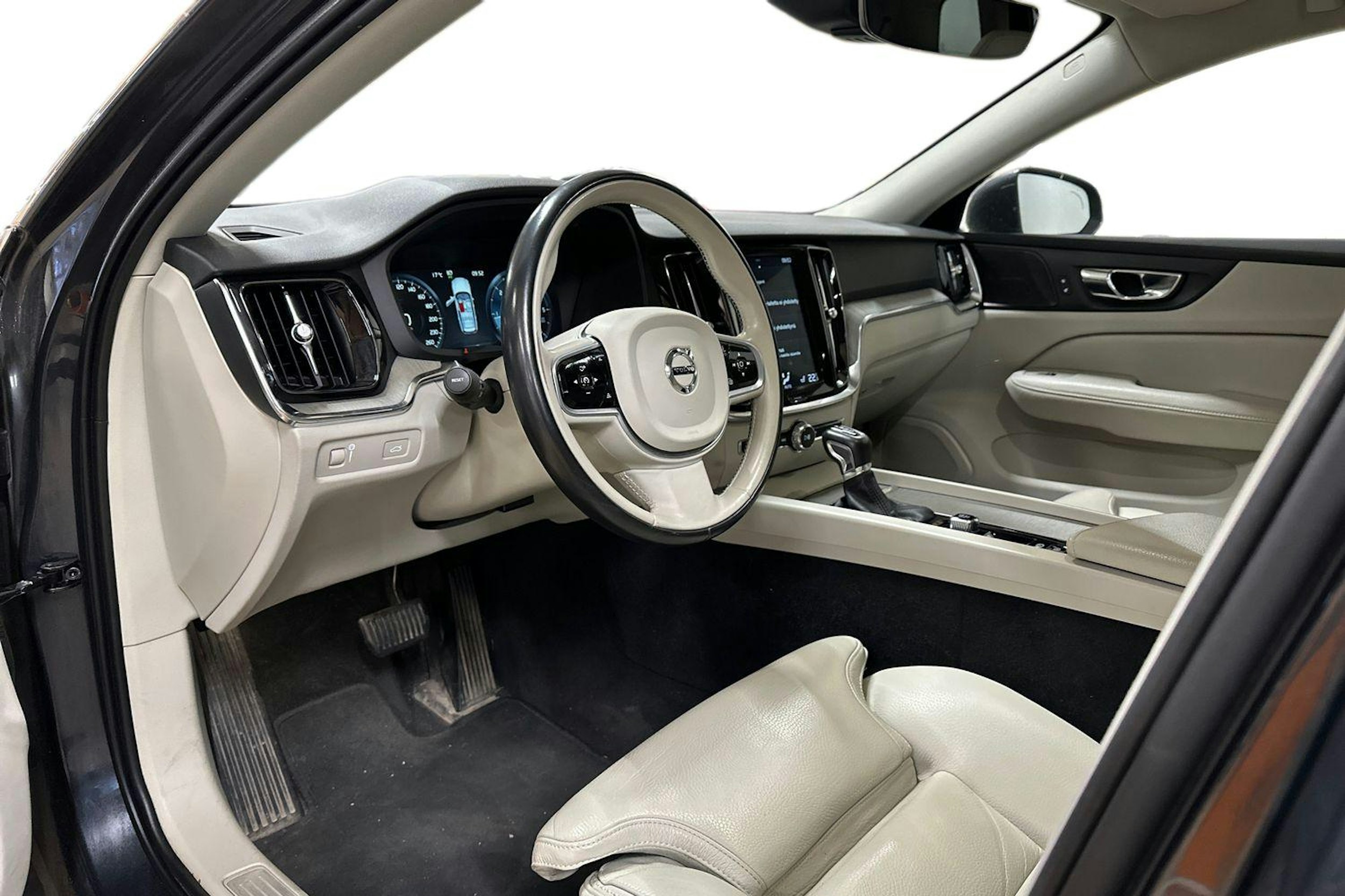 harmaa Volvo V60 Cross Country 2019 kuva 3.