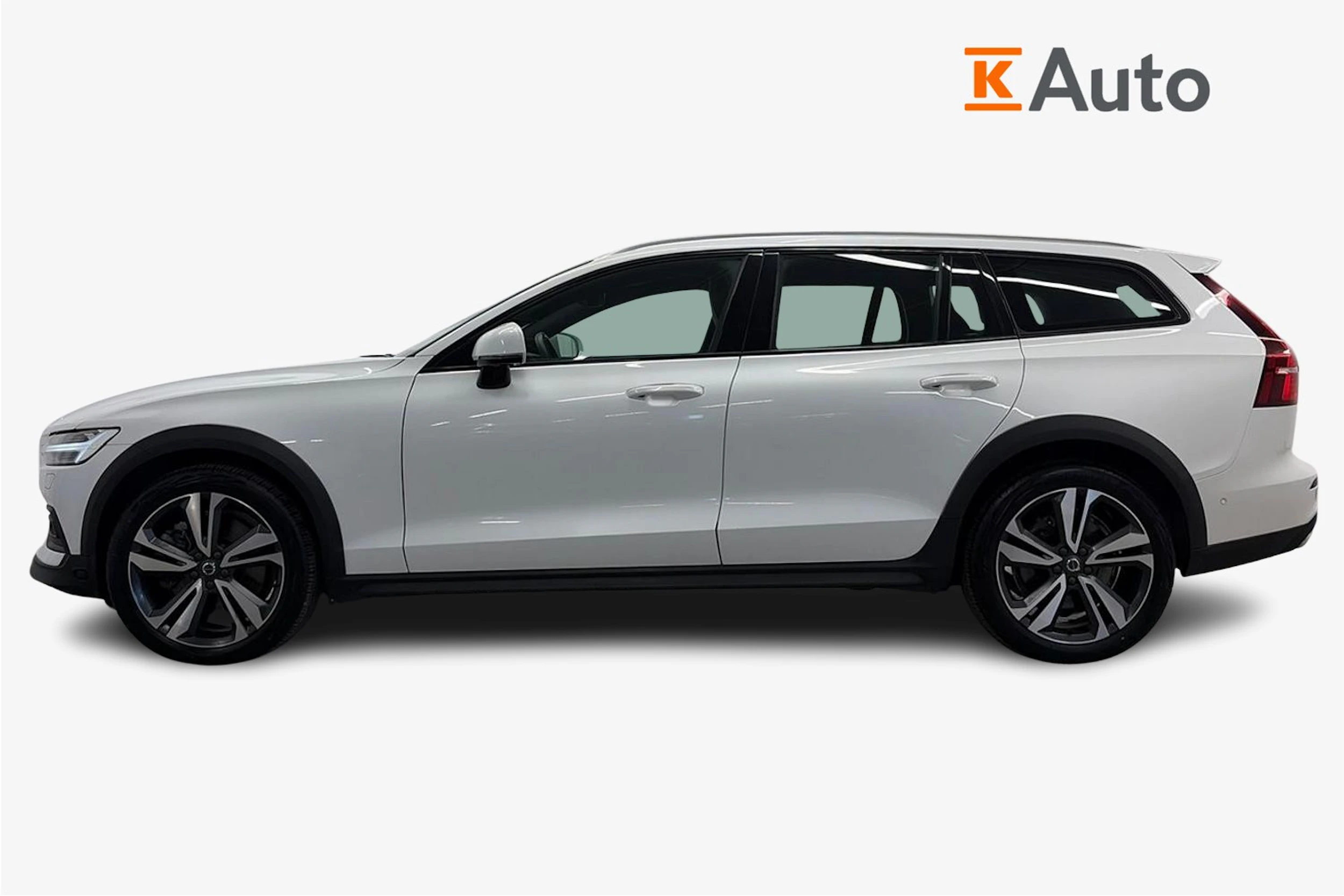 valkoinen Volvo V60 Cross Country 2021 kuva 5.