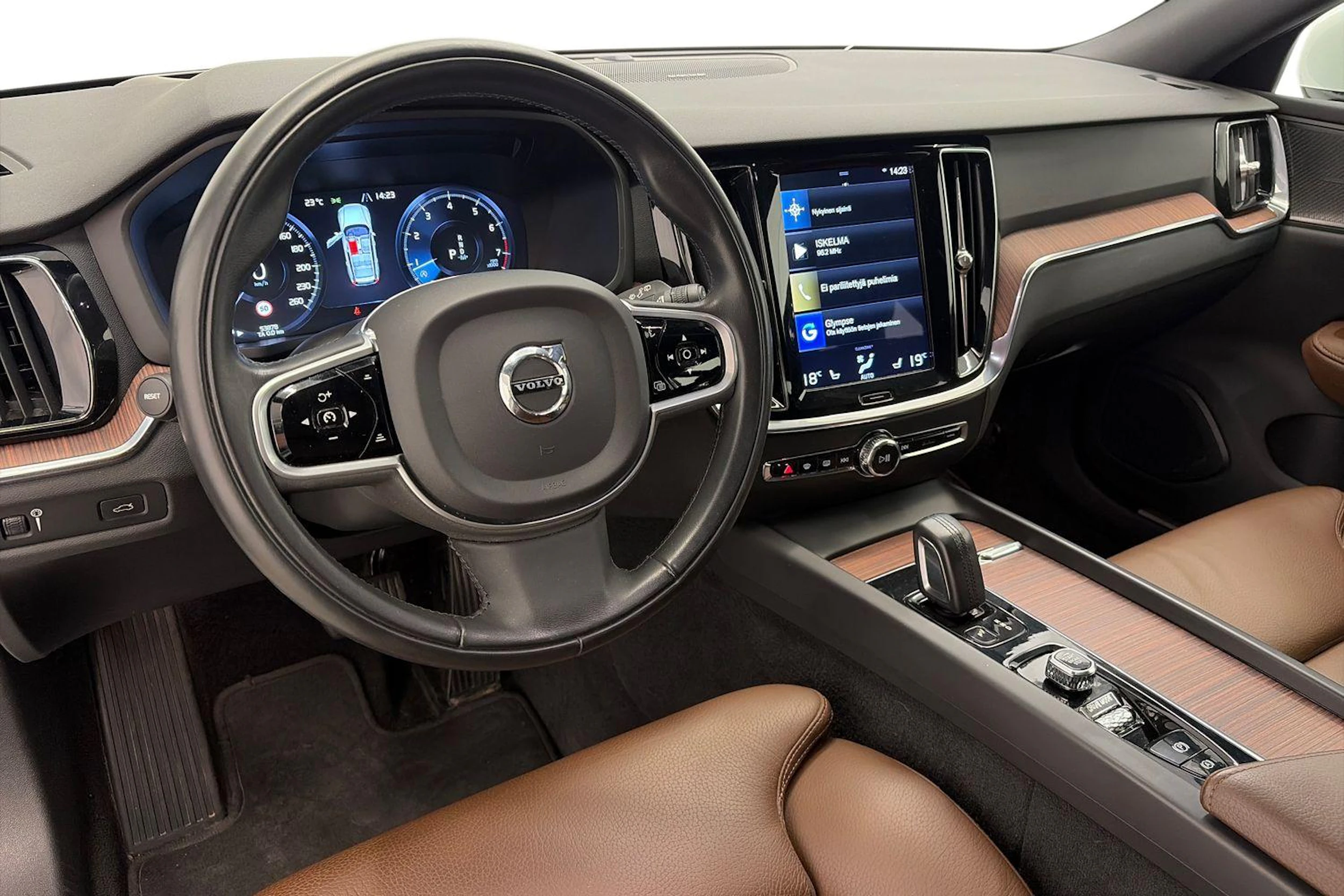 valkoinen Volvo V60 Cross Country 2021 kuva 6.