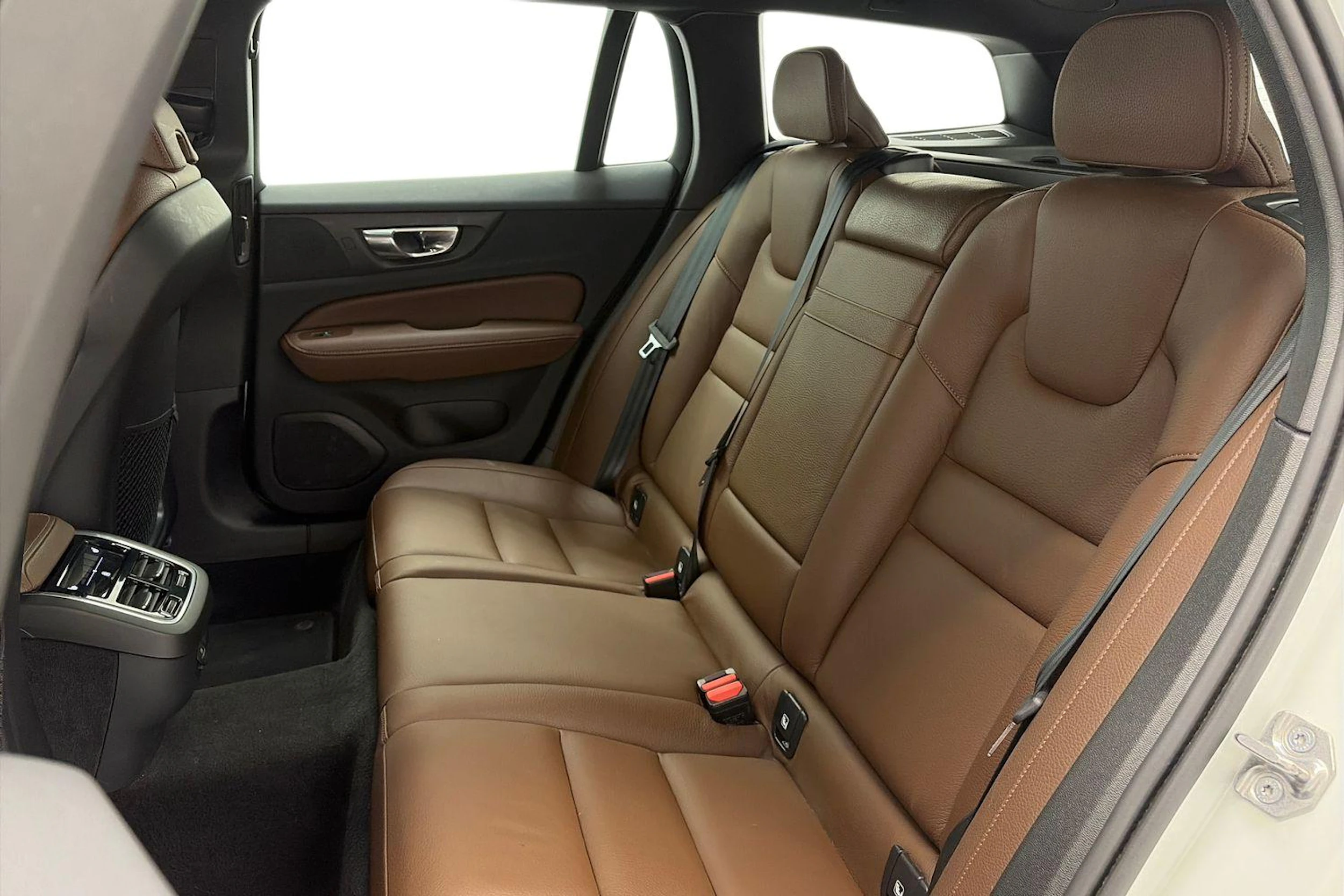 valkoinen Volvo V60 Cross Country 2021 kuva 8.