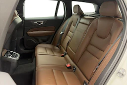 valkoinen Volvo V60 Cross Country 2021 kuva 8.