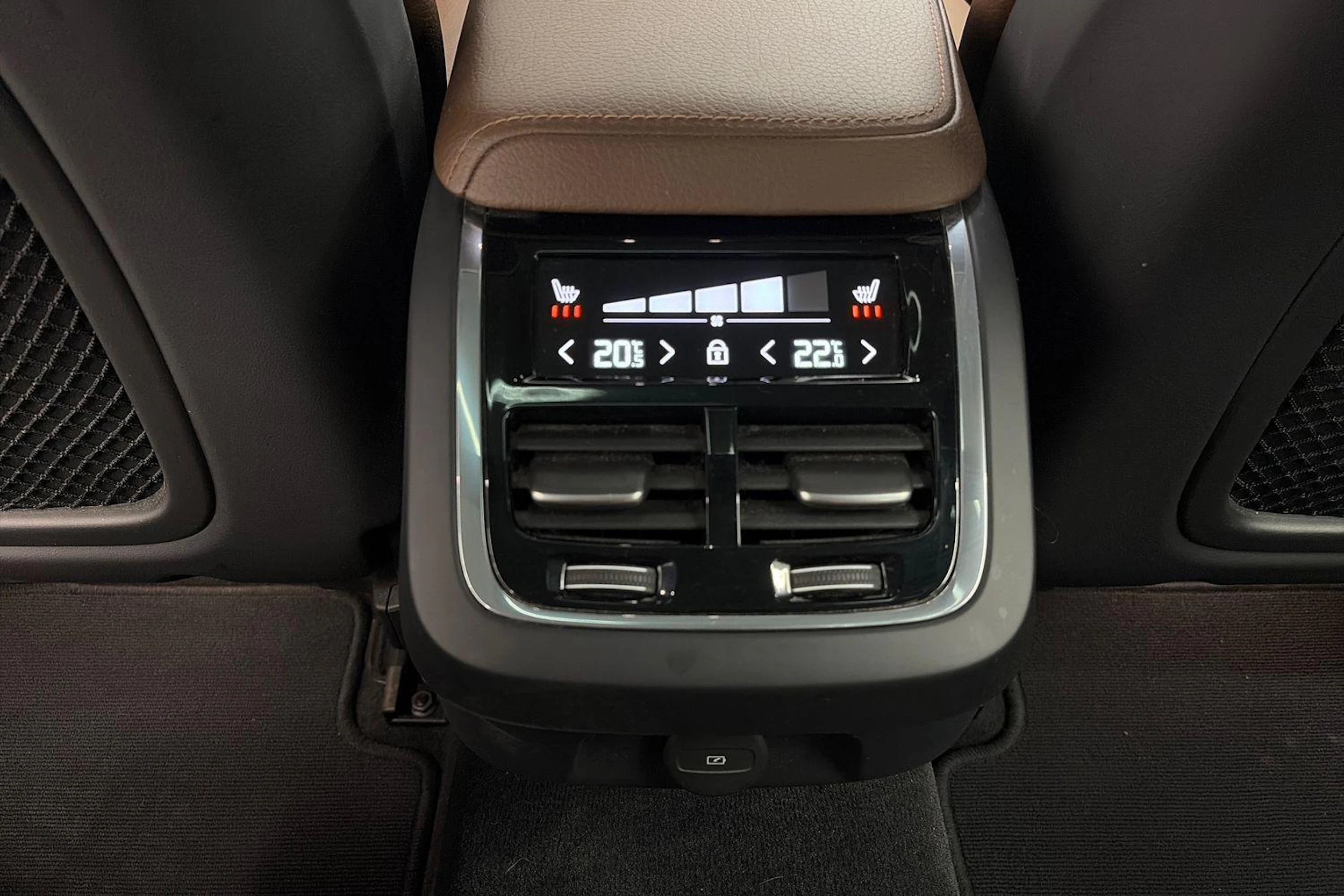 valkoinen Volvo V60 Cross Country 2021 kuva 9.