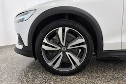 valkoinen Volvo V60 Cross Country 2021 kuva 10.