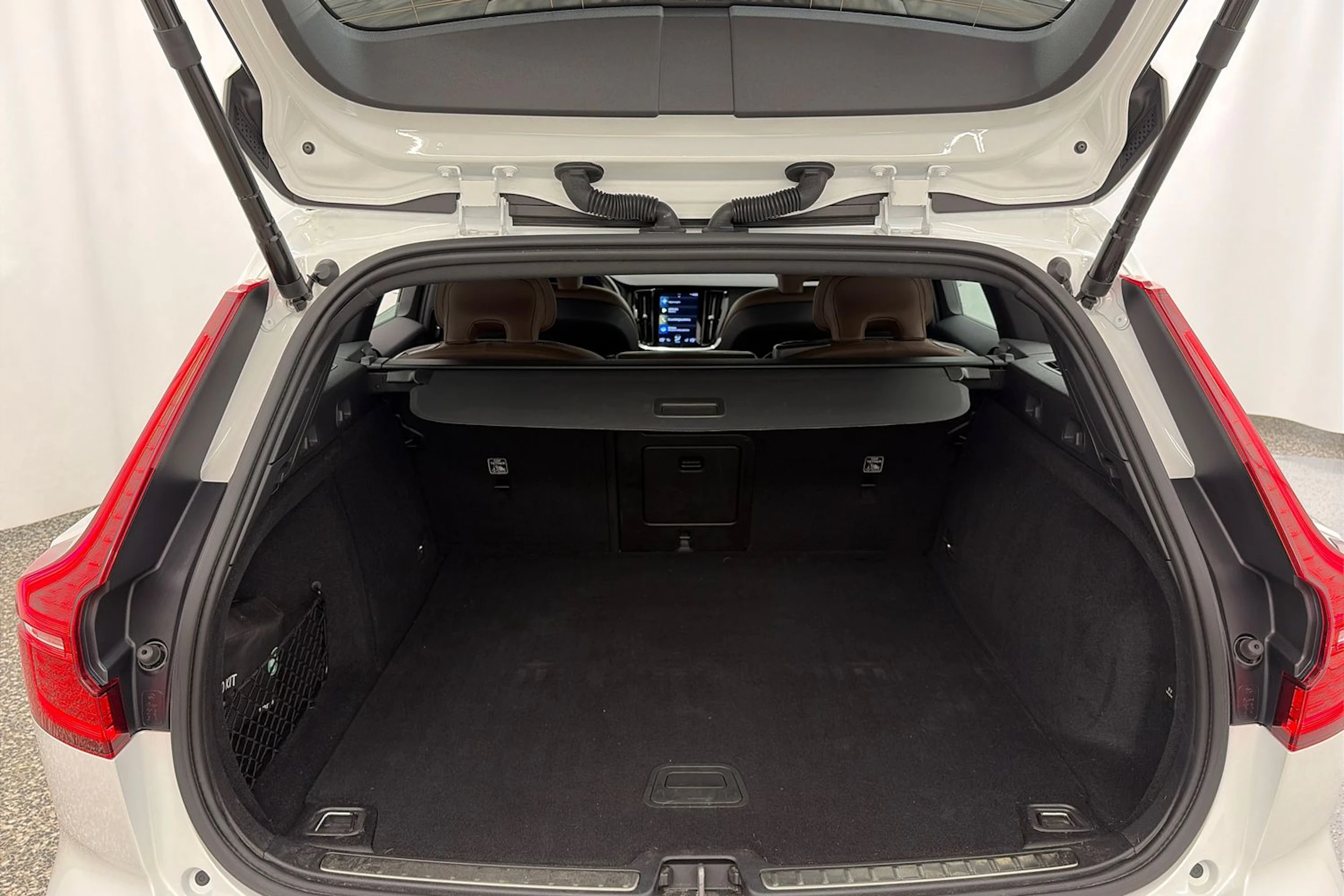 valkoinen Volvo V60 Cross Country 2021 kuva 12.