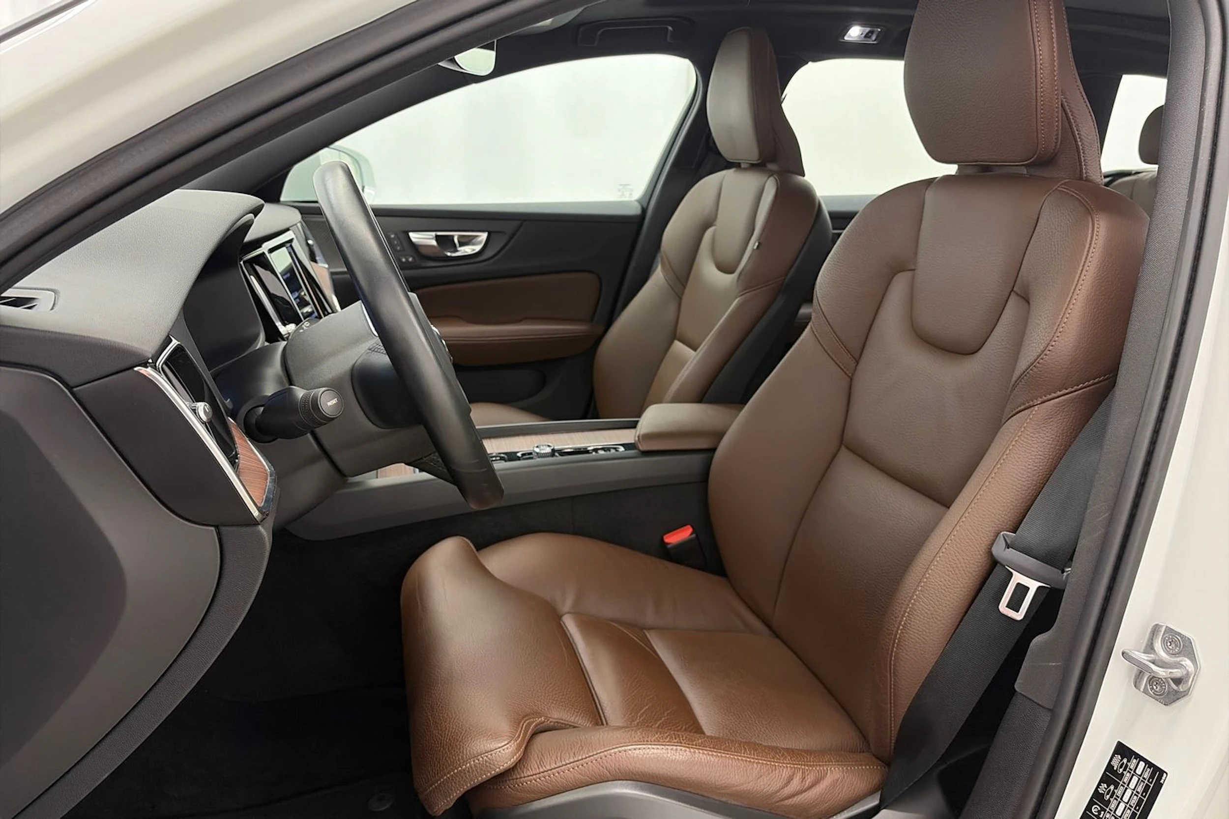 valkoinen Volvo V60 Cross Country 2021 kuva 14.