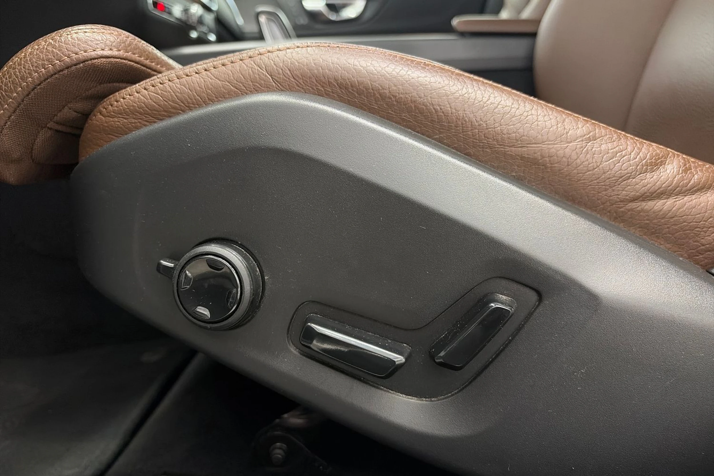 valkoinen Volvo V60 Cross Country 2021 kuva 16.