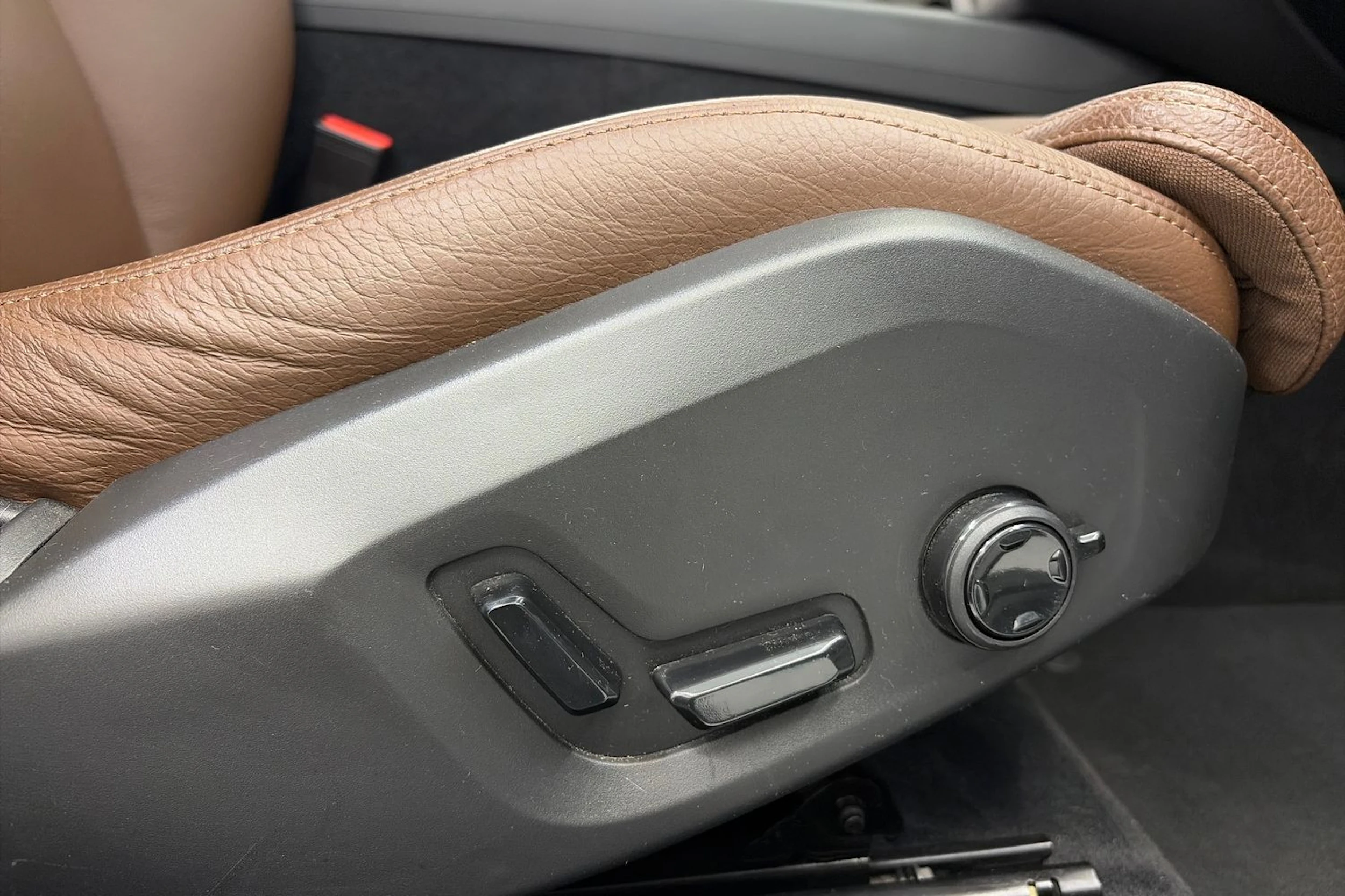 valkoinen Volvo V60 Cross Country 2021 kuva 17.