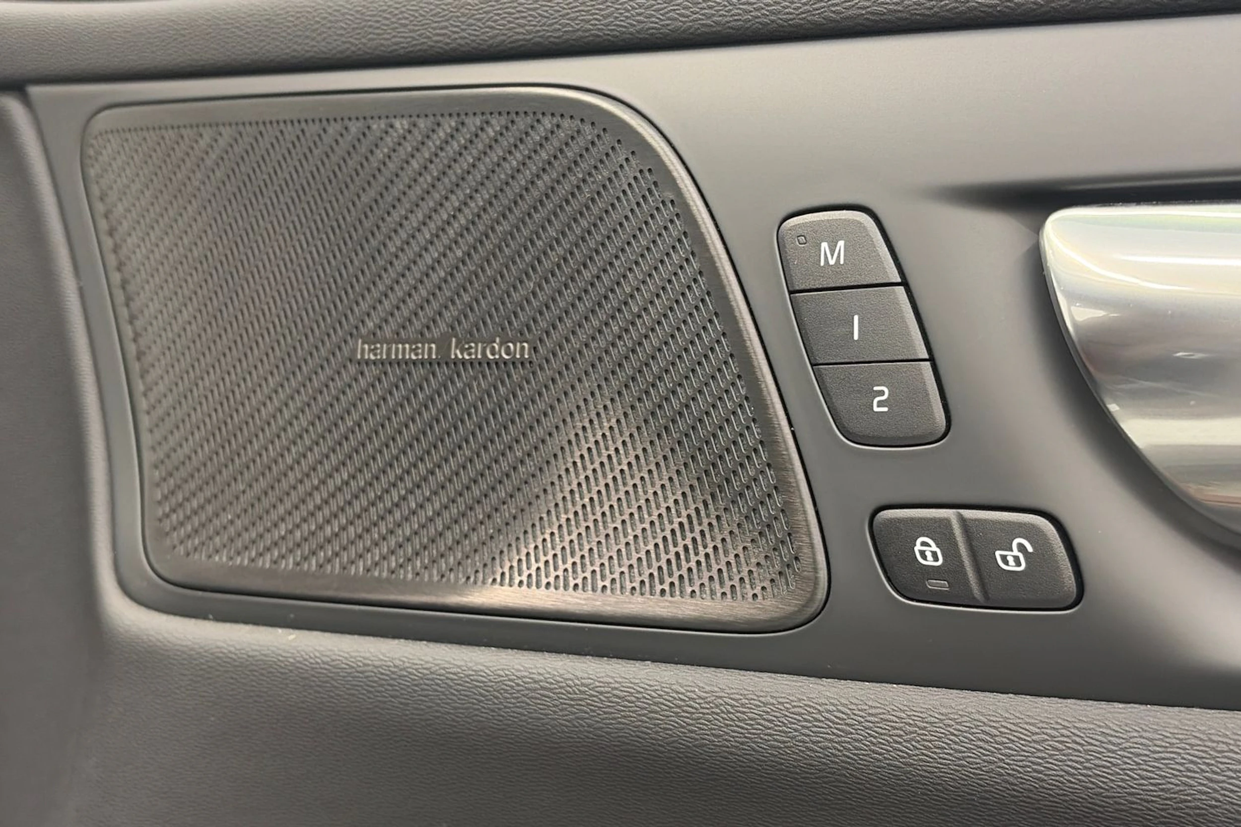 valkoinen Volvo V60 Cross Country 2021 kuva 18.