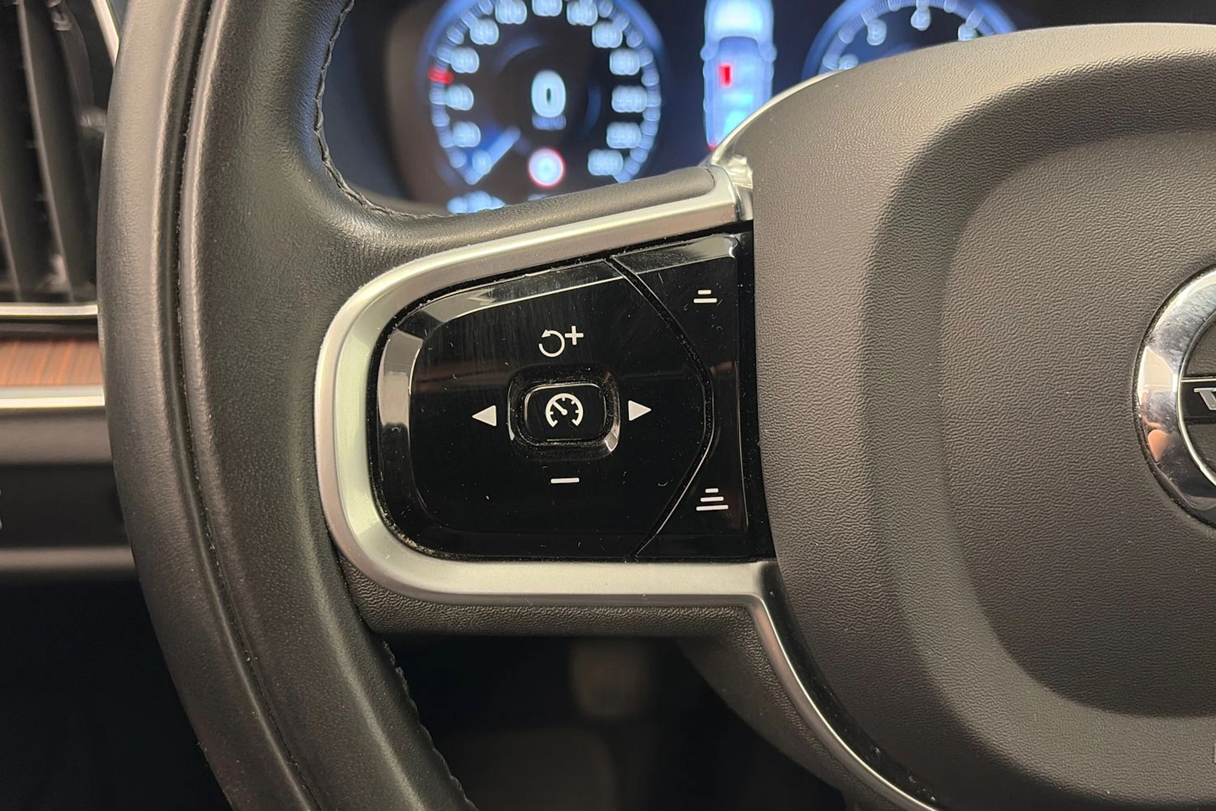 valkoinen Volvo V60 Cross Country 2021 kuva 21.