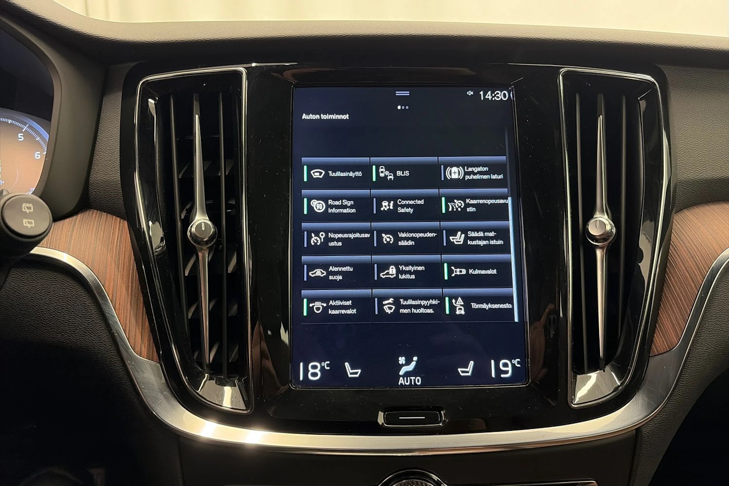 valkoinen Volvo V60 Cross Country 2021 kuva 28.