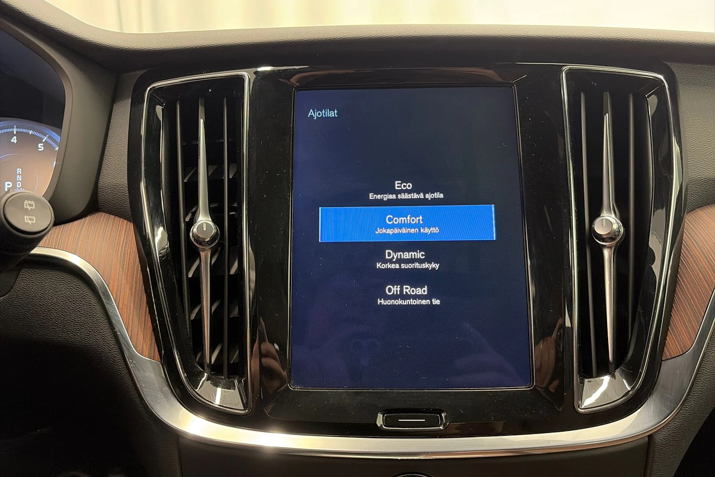 valkoinen Volvo V60 Cross Country 2021 kuva 34.