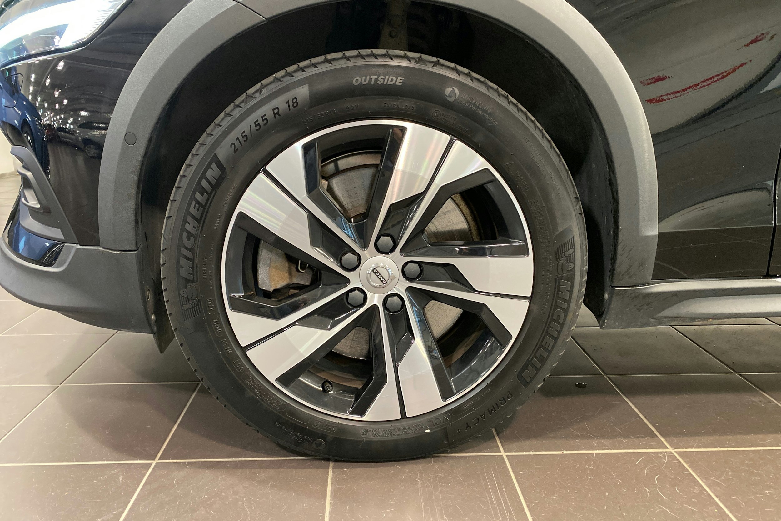 musta Volvo V60 Cross Country 2021 kuva 11.