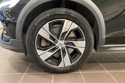 musta Volvo V60 Cross Country 2021 kuva 11.