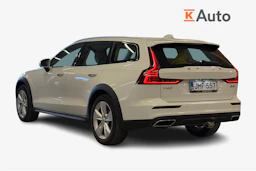 valkoinen Volvo V60 Cross Country 2021 kuva 2.