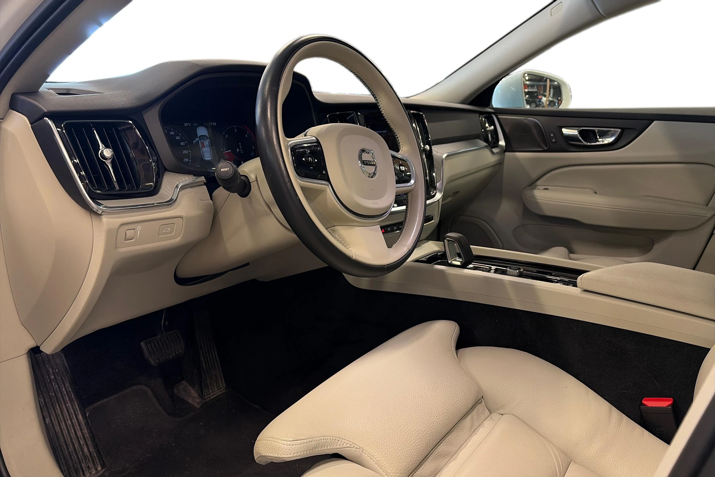 valkoinen Volvo V60 Cross Country 2021 kuva 3.