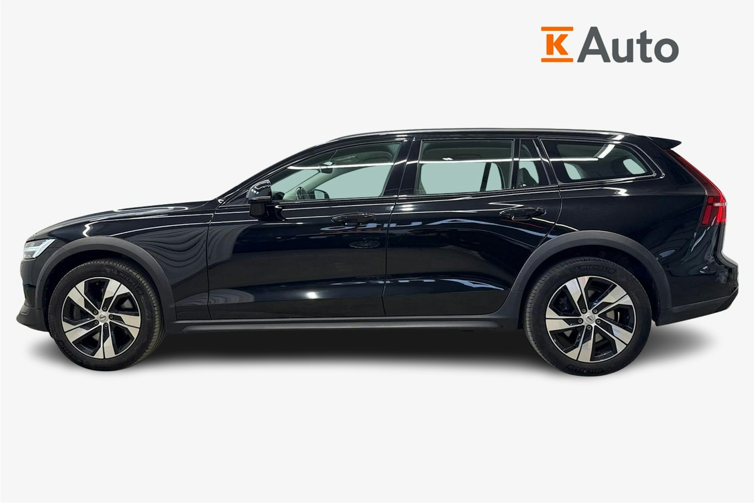 musta Volvo V60 Cross Country 2021 kuva 5.