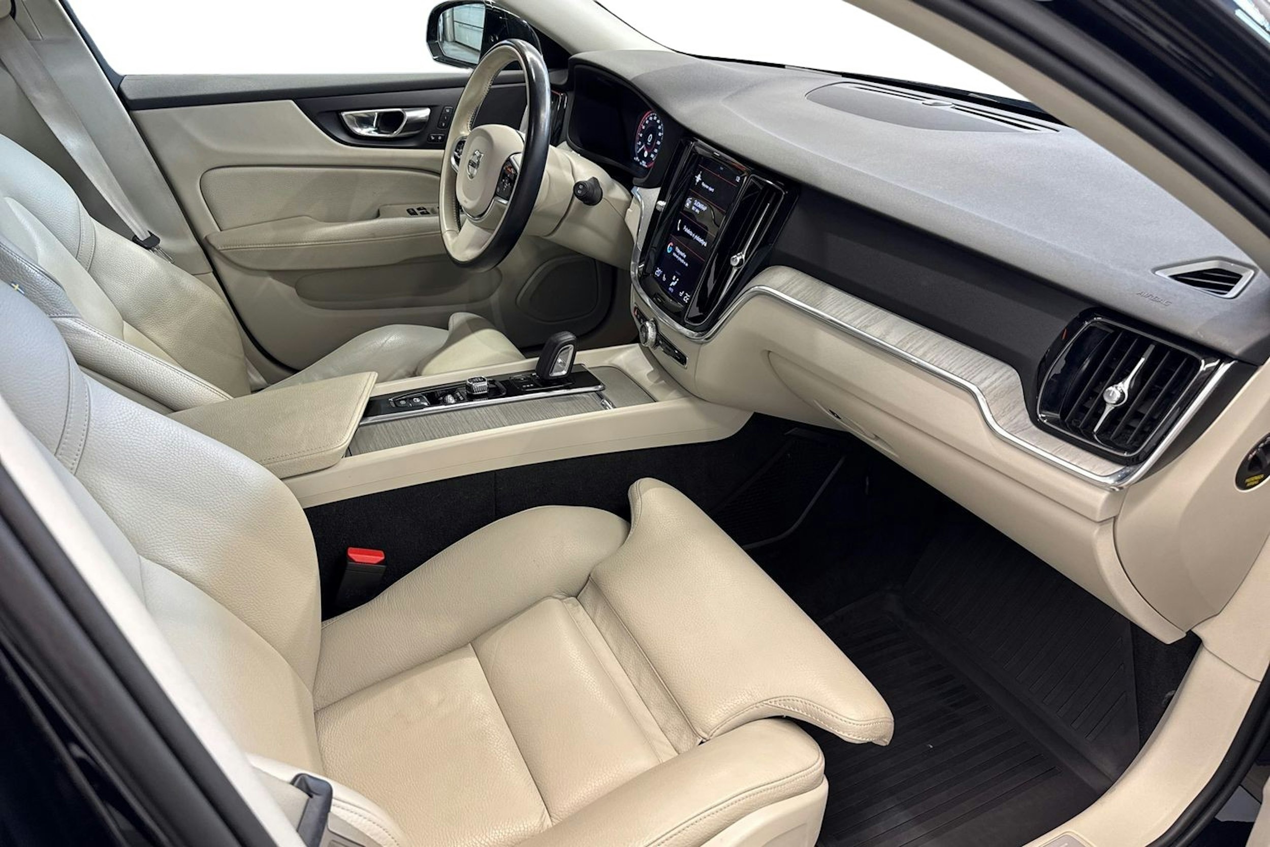 musta Volvo V60 Cross Country 2021 kuva 7.