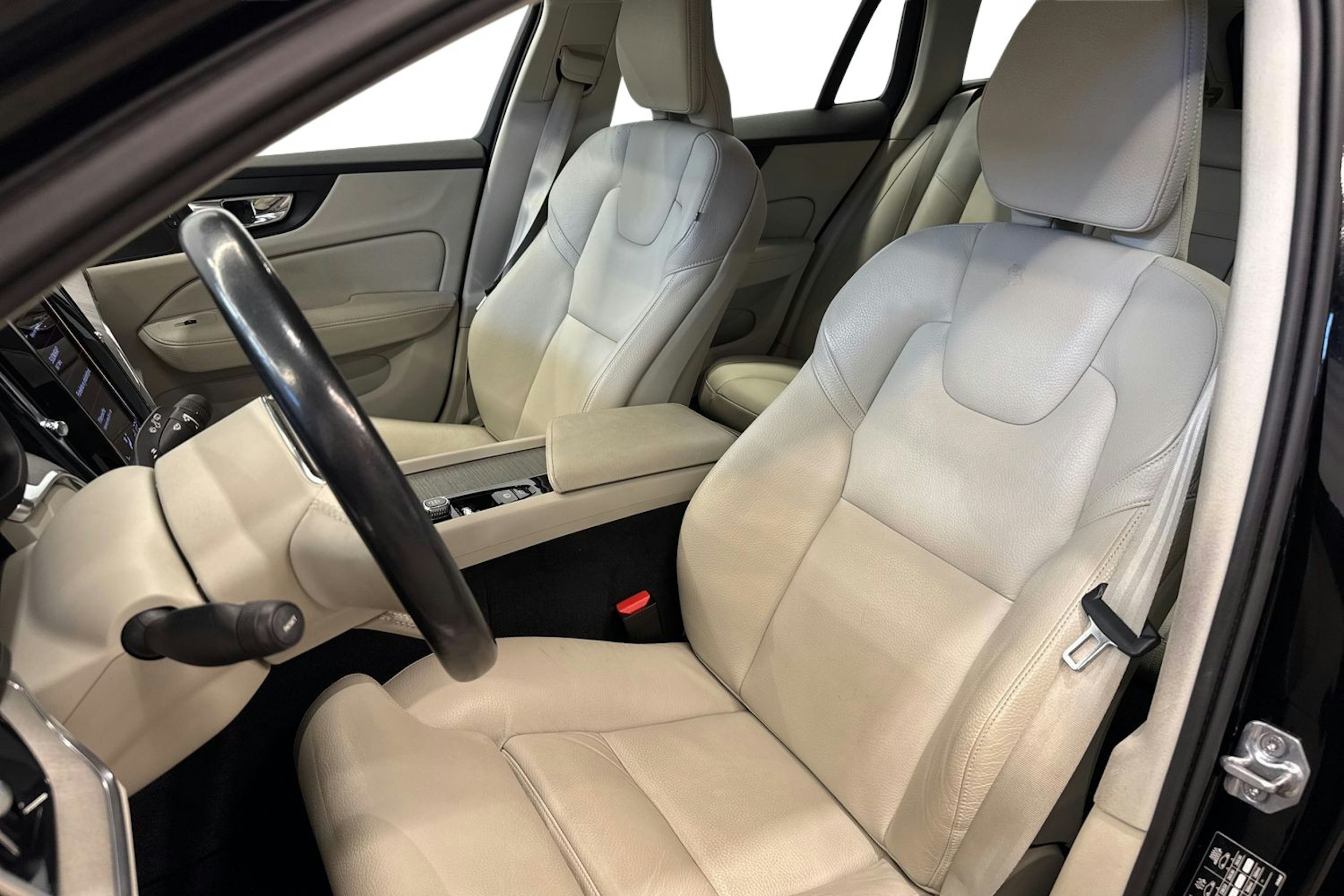 musta Volvo V60 Cross Country 2021 kuva 8.