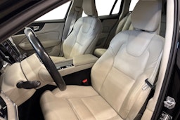 musta Volvo V60 Cross Country 2021 kuva 8.