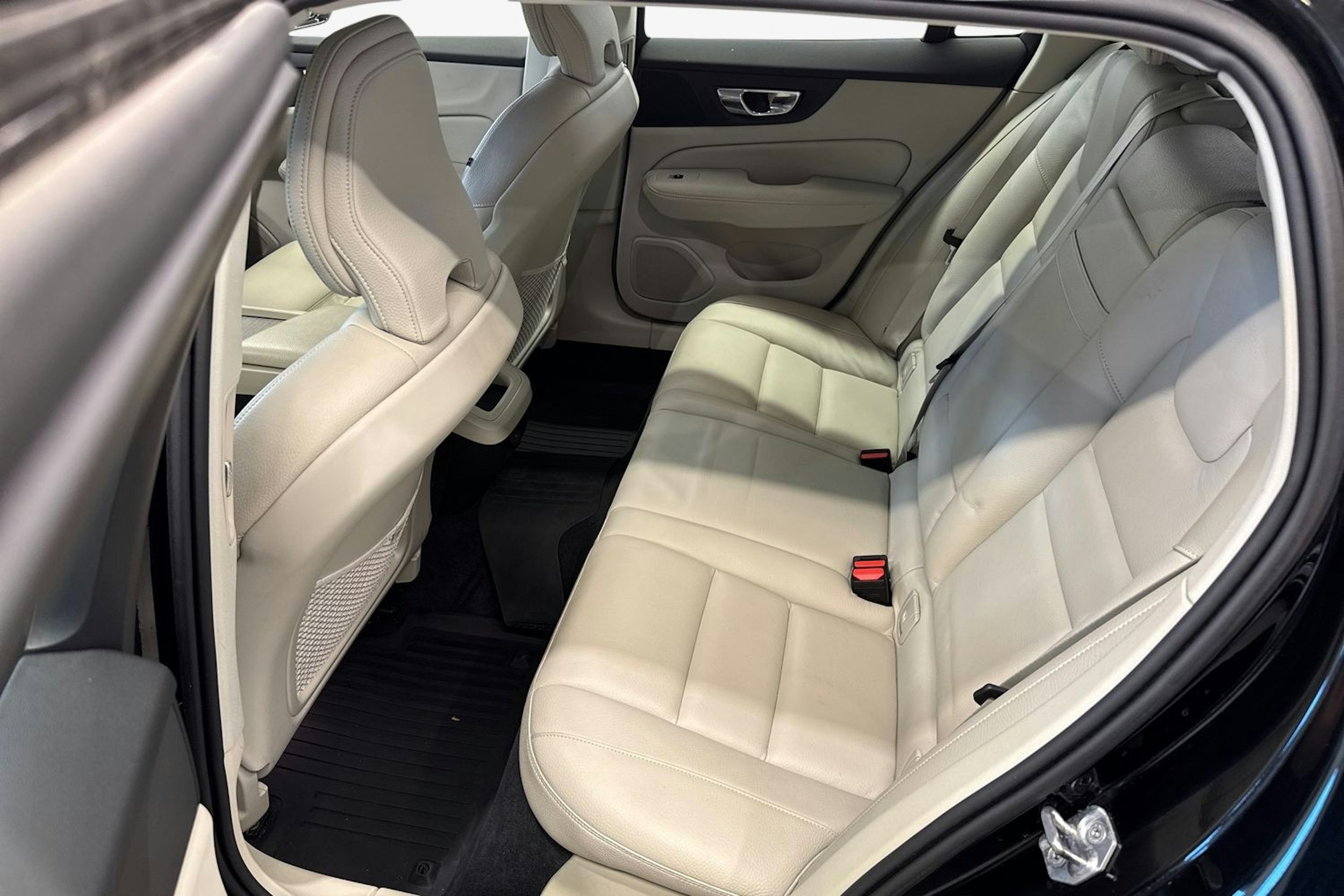 musta Volvo V60 Cross Country 2021 kuva 9.