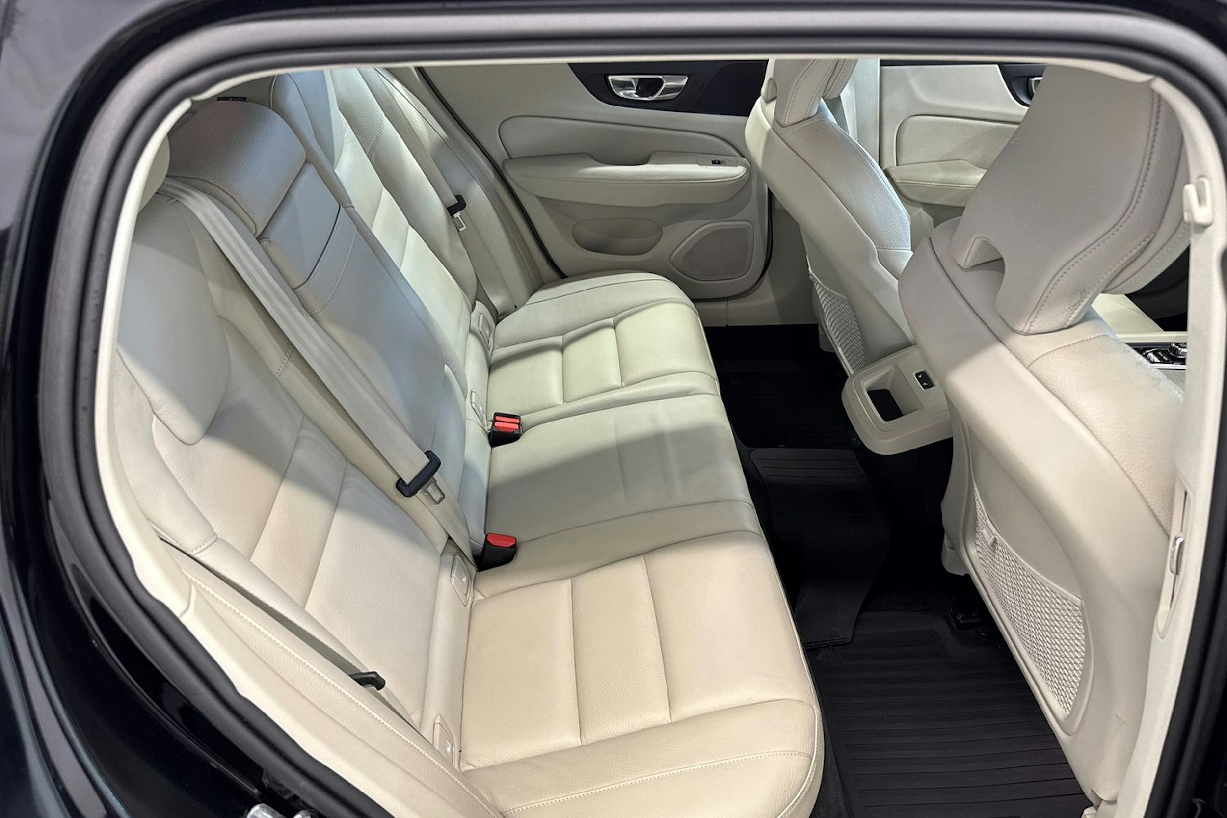 musta Volvo V60 Cross Country 2021 kuva 10.