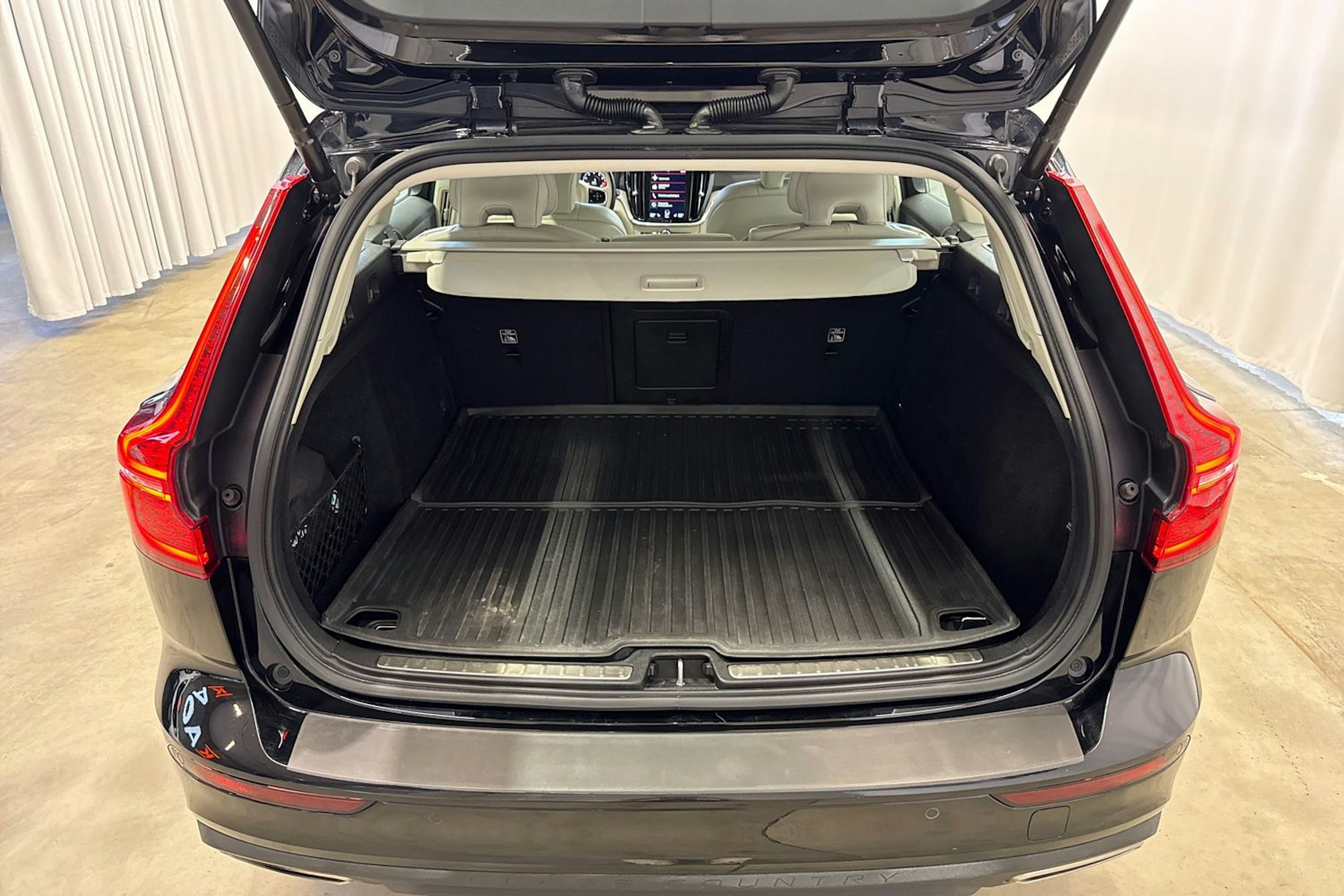 musta Volvo V60 Cross Country 2021 kuva 11.