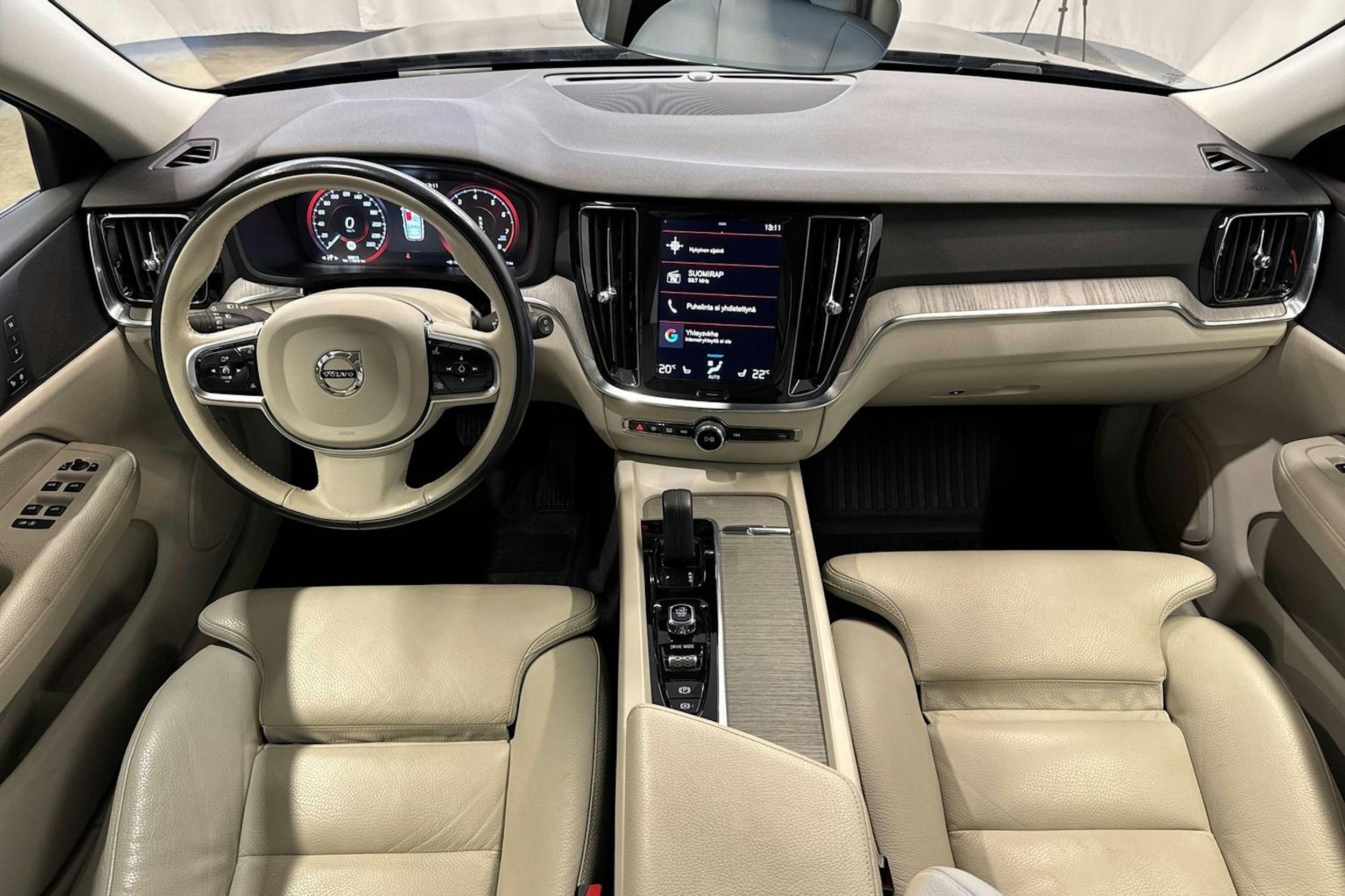 musta Volvo V60 Cross Country 2021 kuva 13.