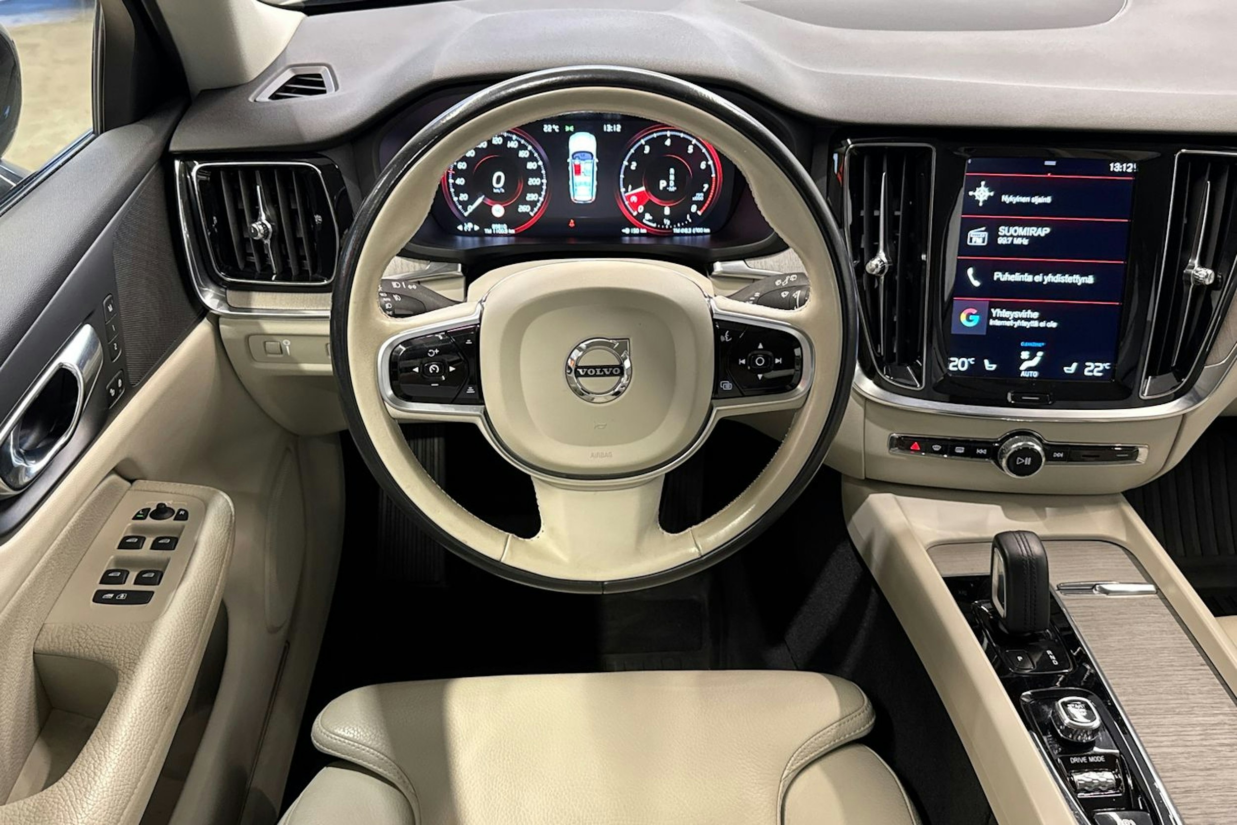 musta Volvo V60 Cross Country 2021 kuva 14.