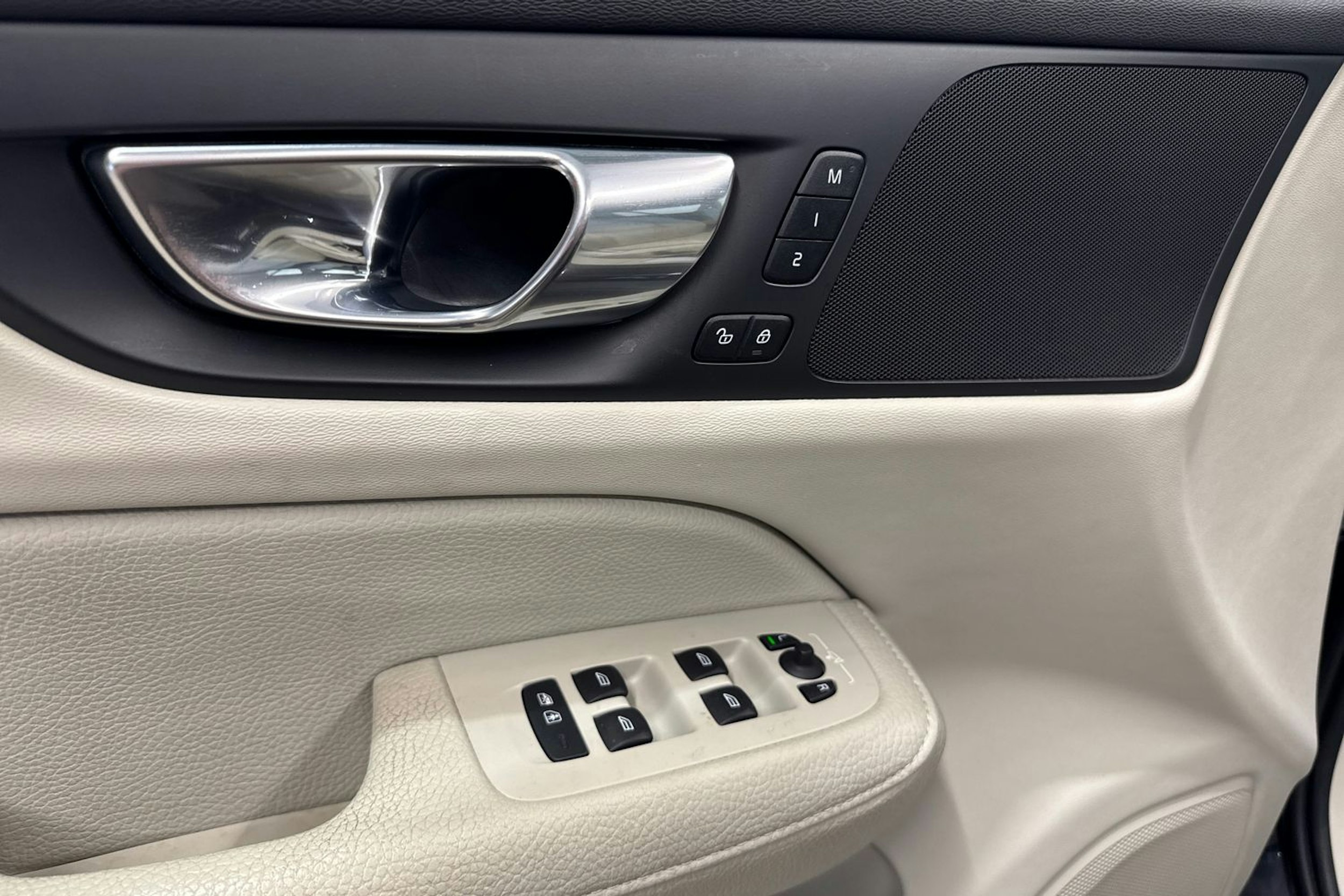musta Volvo V60 Cross Country 2021 kuva 15.