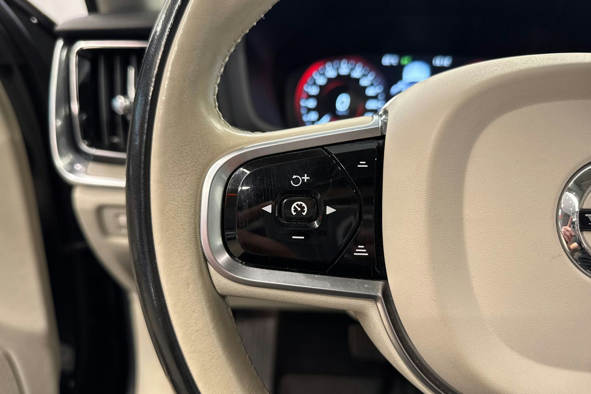 musta Volvo V60 Cross Country 2021 kuva 17.