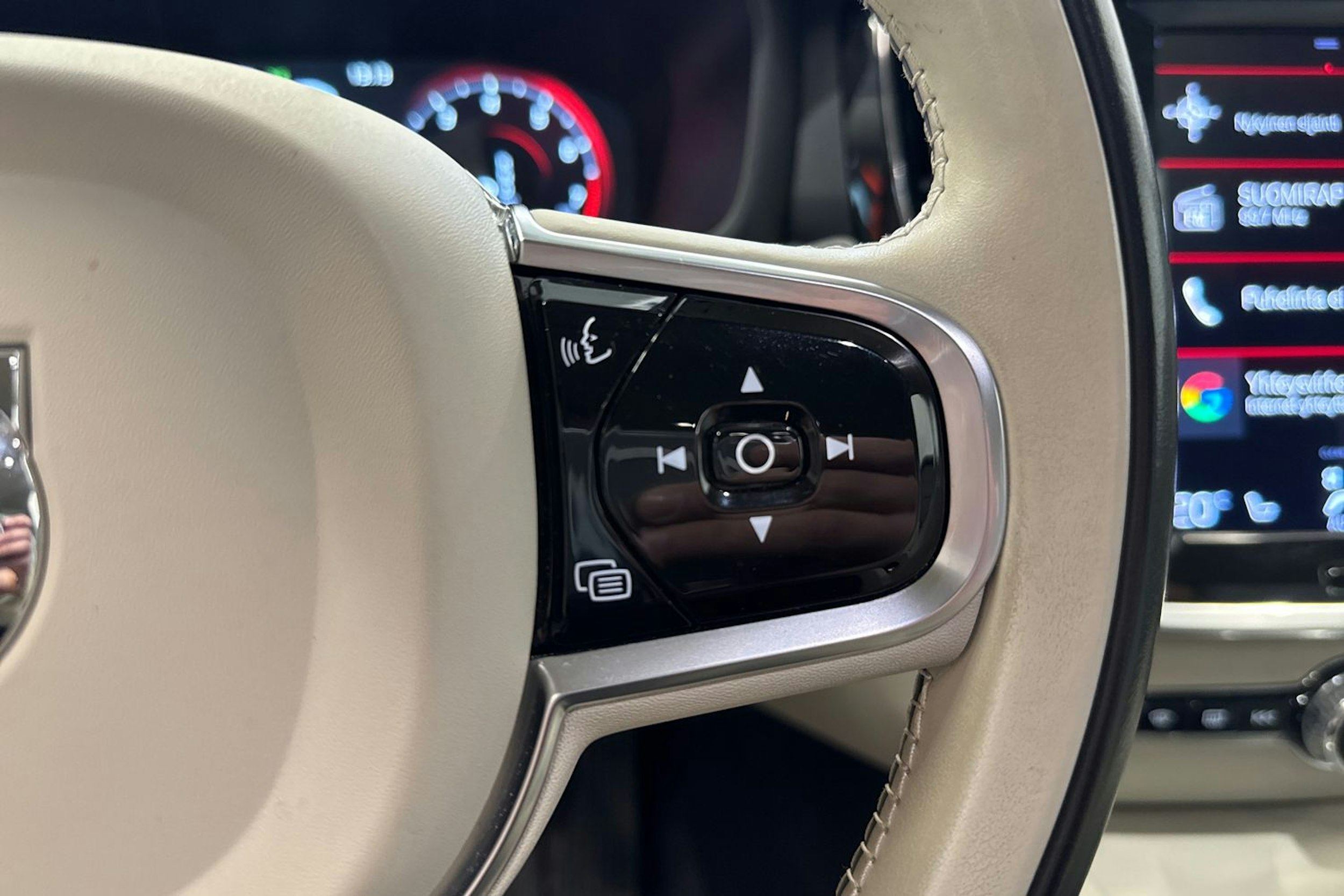 musta Volvo V60 Cross Country 2021 kuva 18.