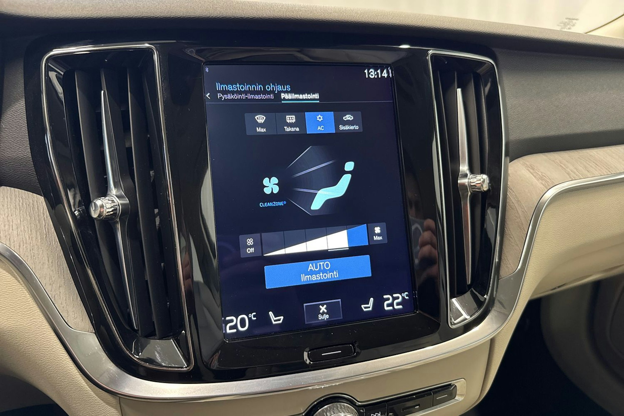 musta Volvo V60 Cross Country 2021 kuva 23.