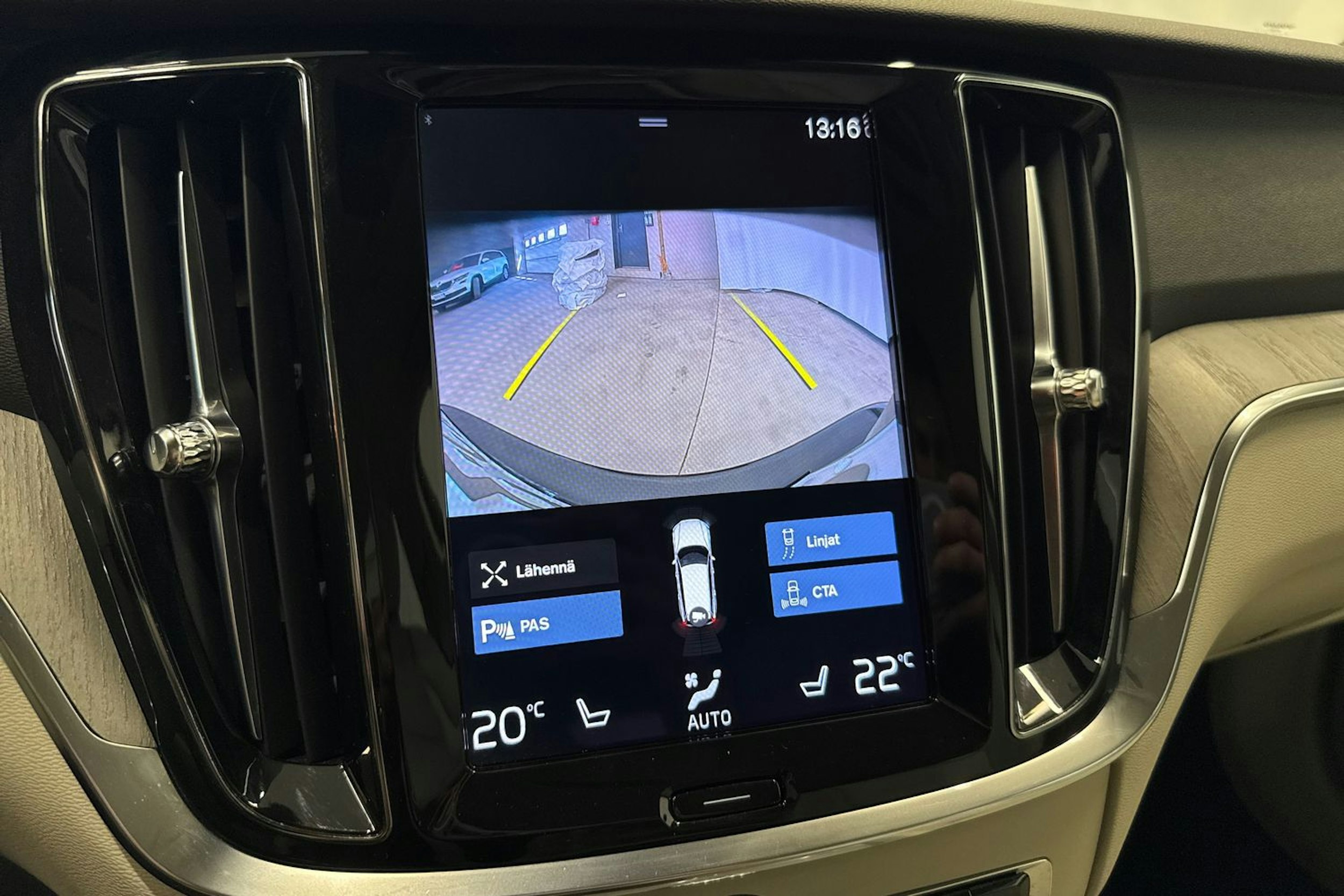 musta Volvo V60 Cross Country 2021 kuva 31.