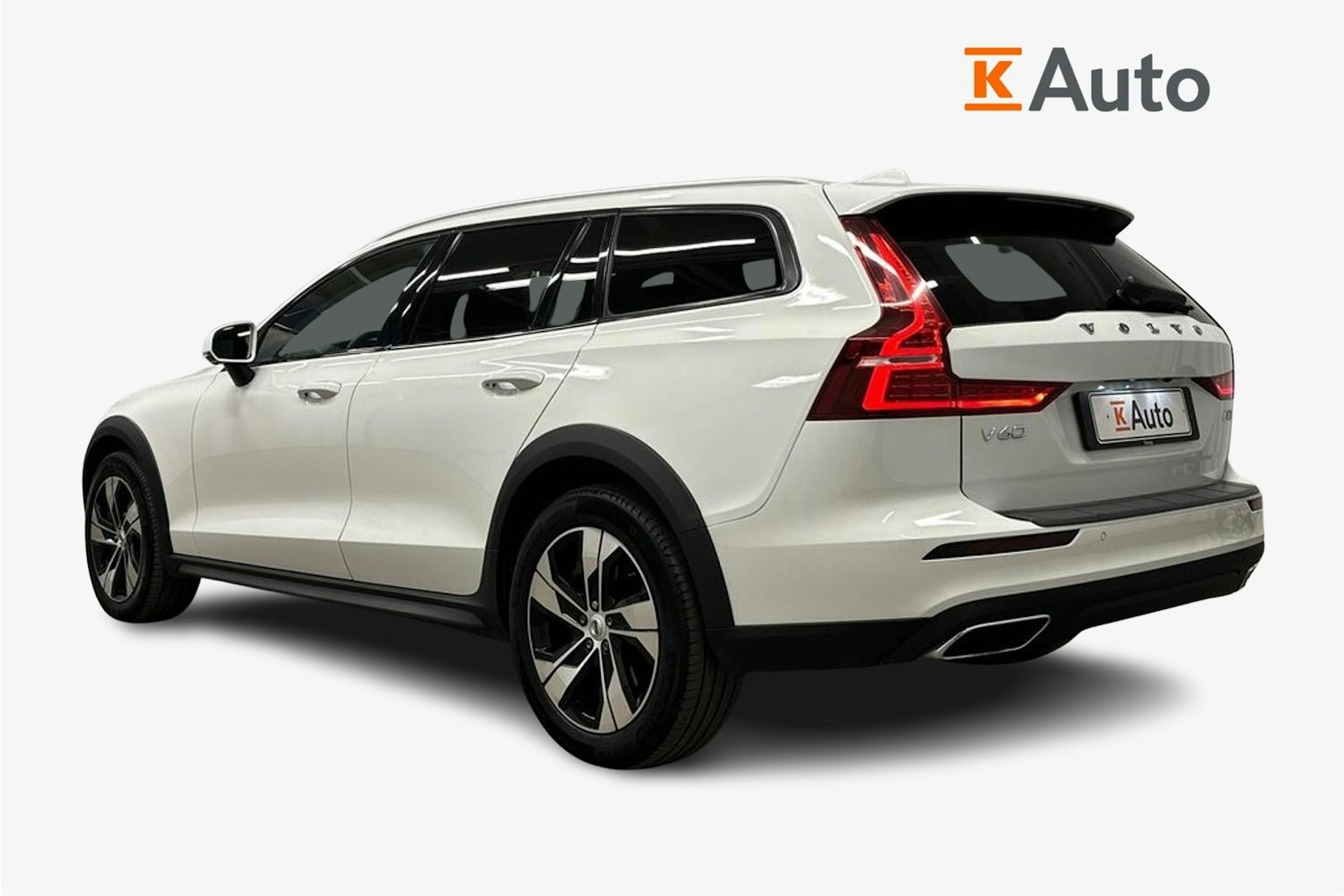 valkoinen Volvo V60 Cross Country 2022 kuva 2.