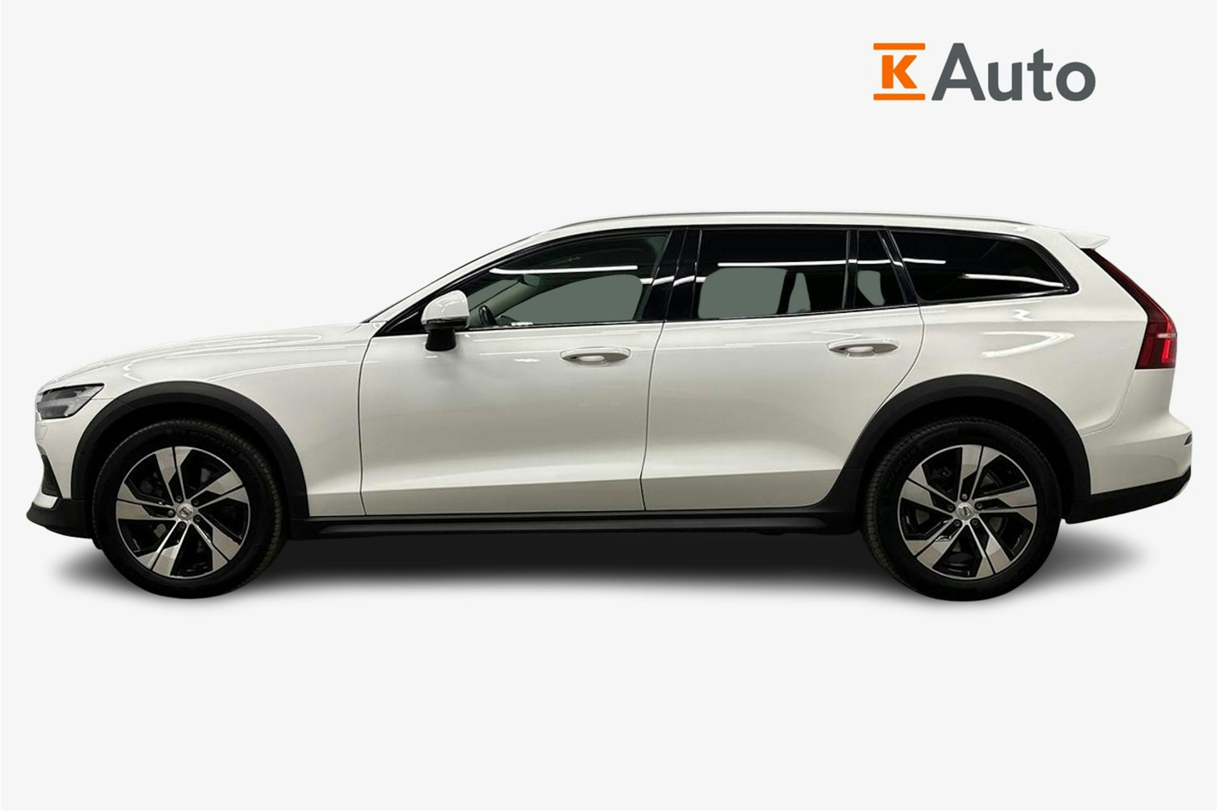 valkoinen Volvo V60 Cross Country 2022 kuva 6.