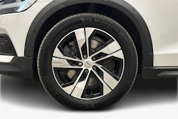 valkoinen Volvo V60 Cross Country 2022 kuva 11.