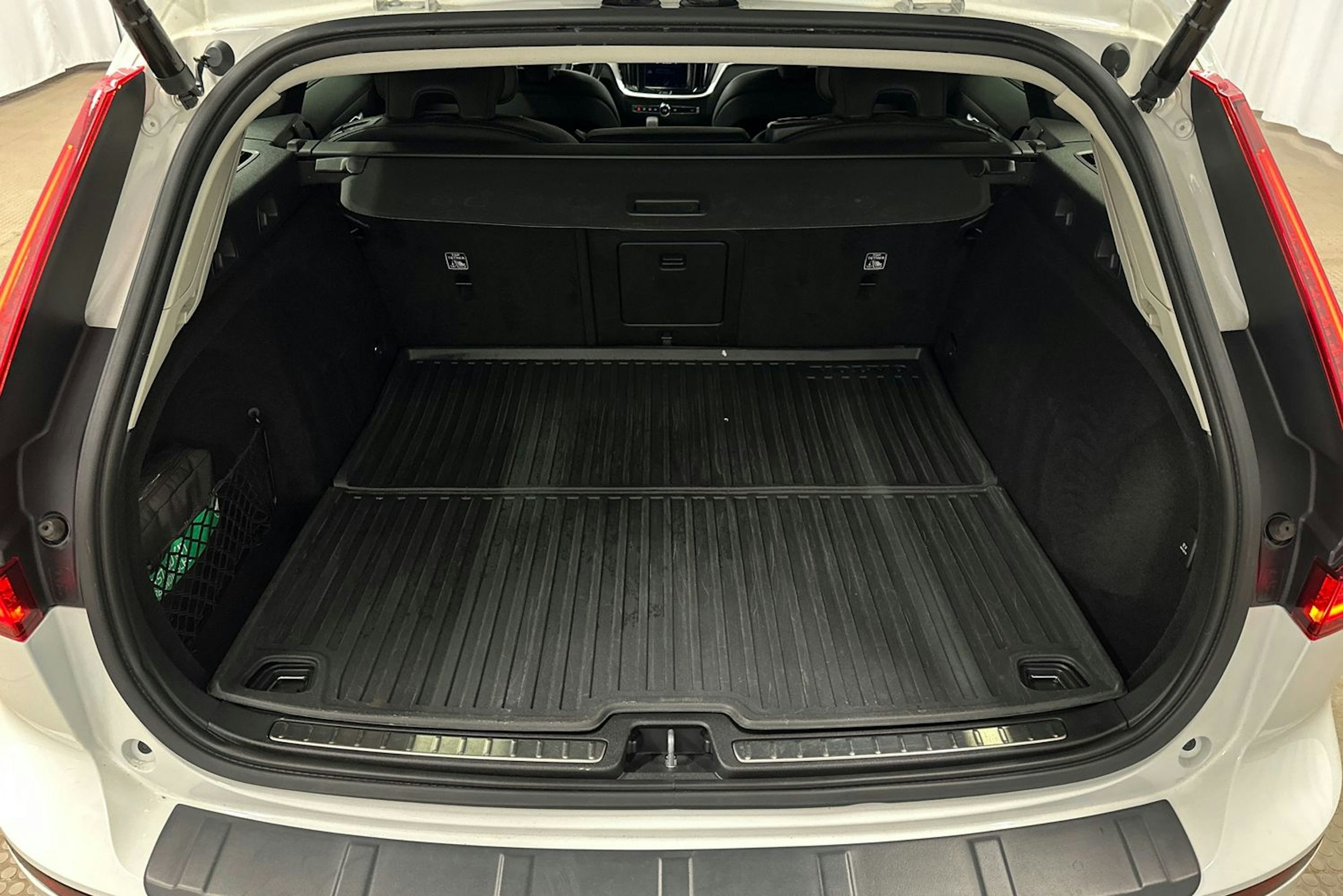 valkoinen Volvo V60 Cross Country 2022 kuva 14.