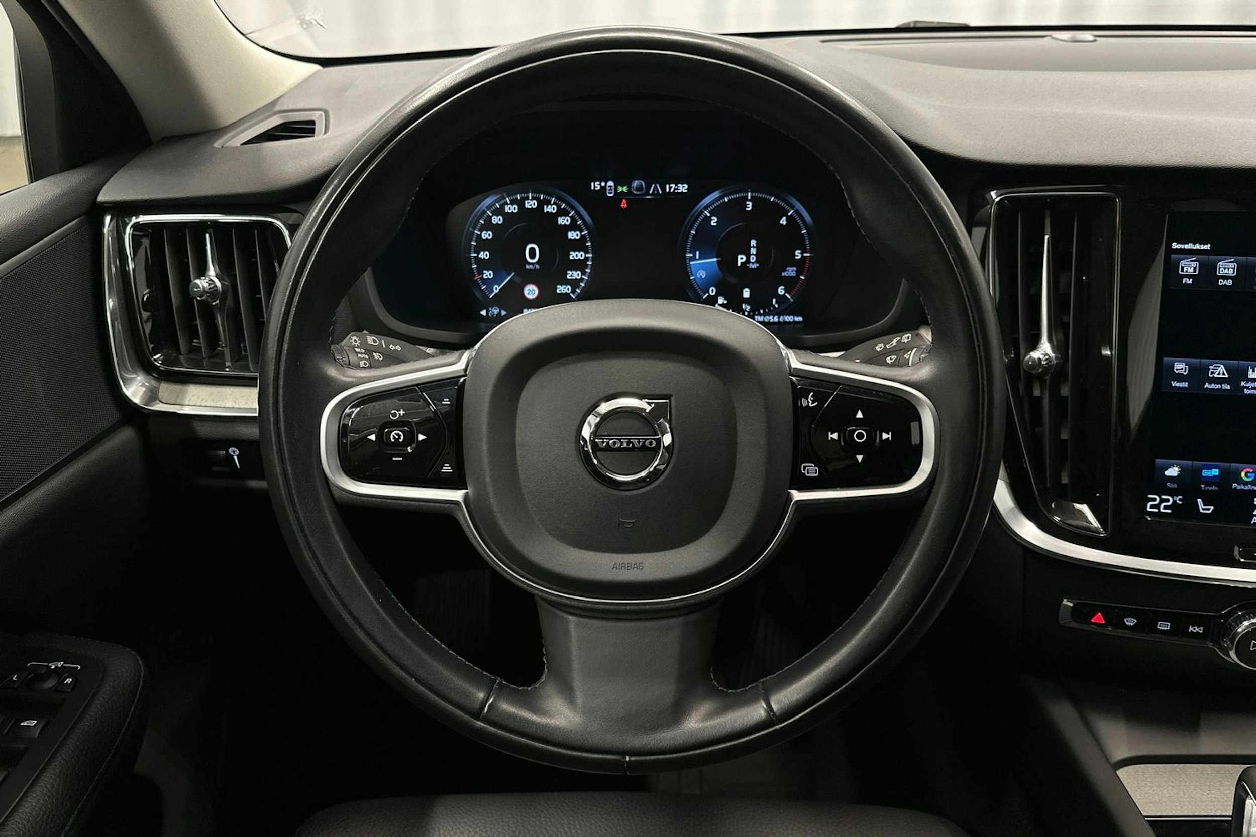 valkoinen Volvo V60 Cross Country 2022 kuva 19.