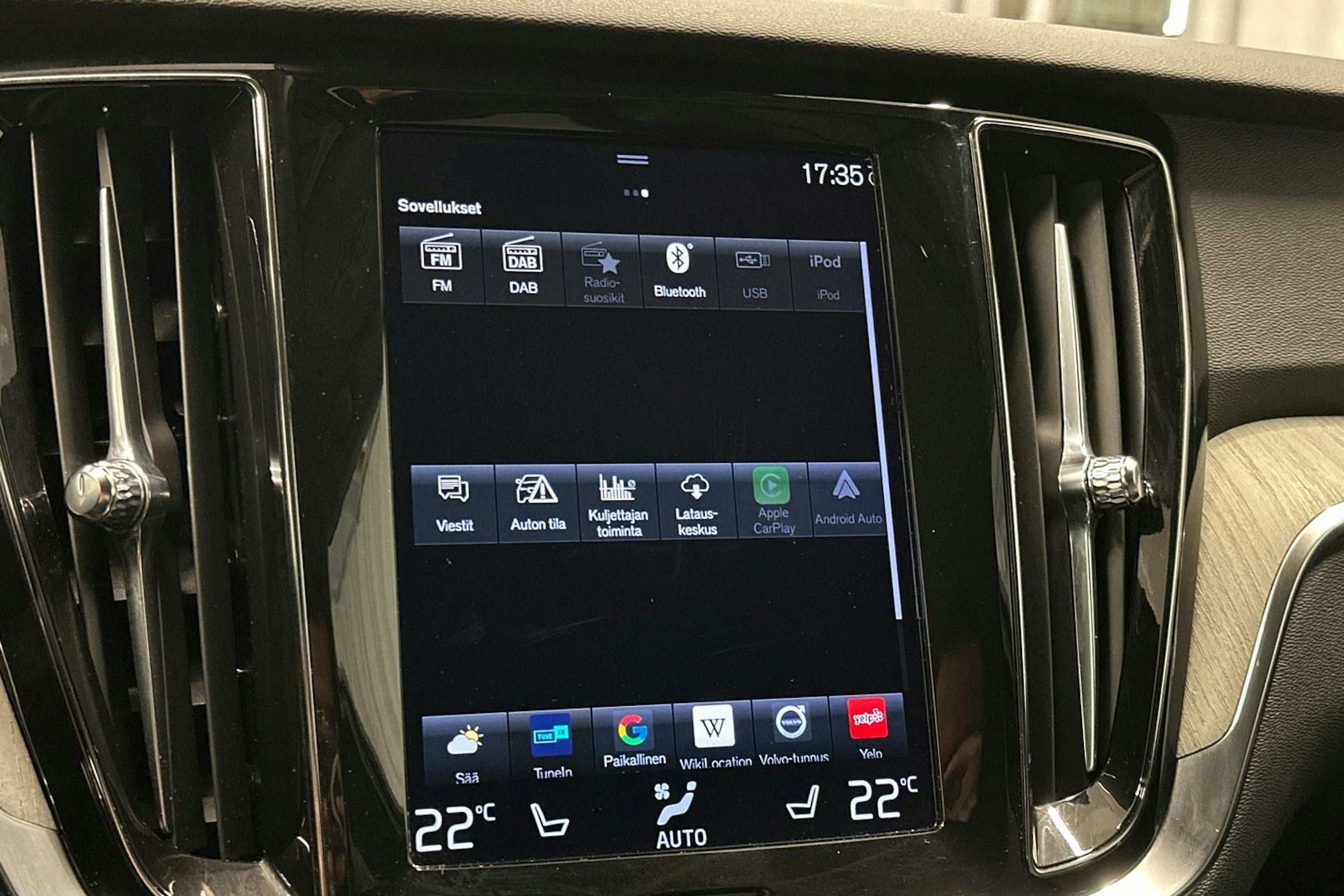 valkoinen Volvo V60 Cross Country 2022 kuva 27.