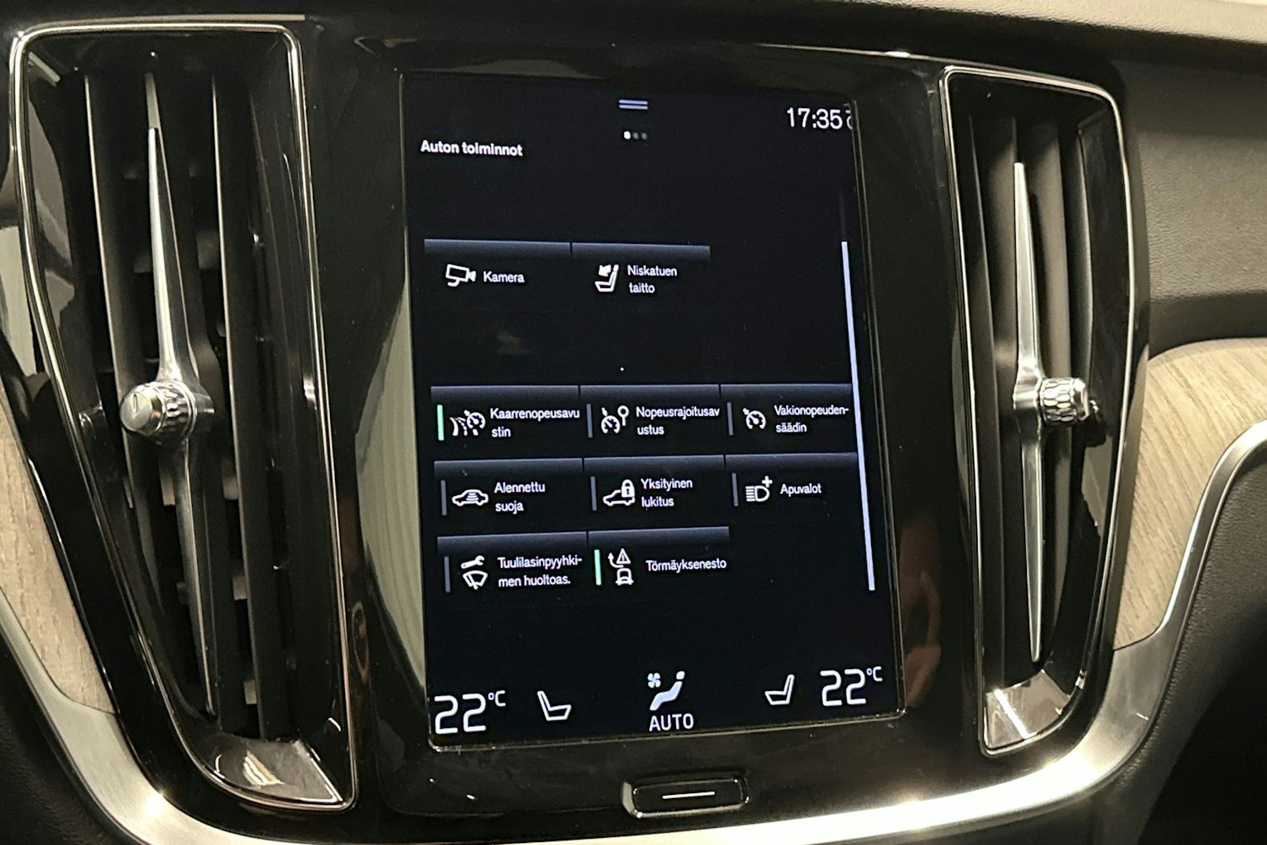 valkoinen Volvo V60 Cross Country 2022 kuva 28.