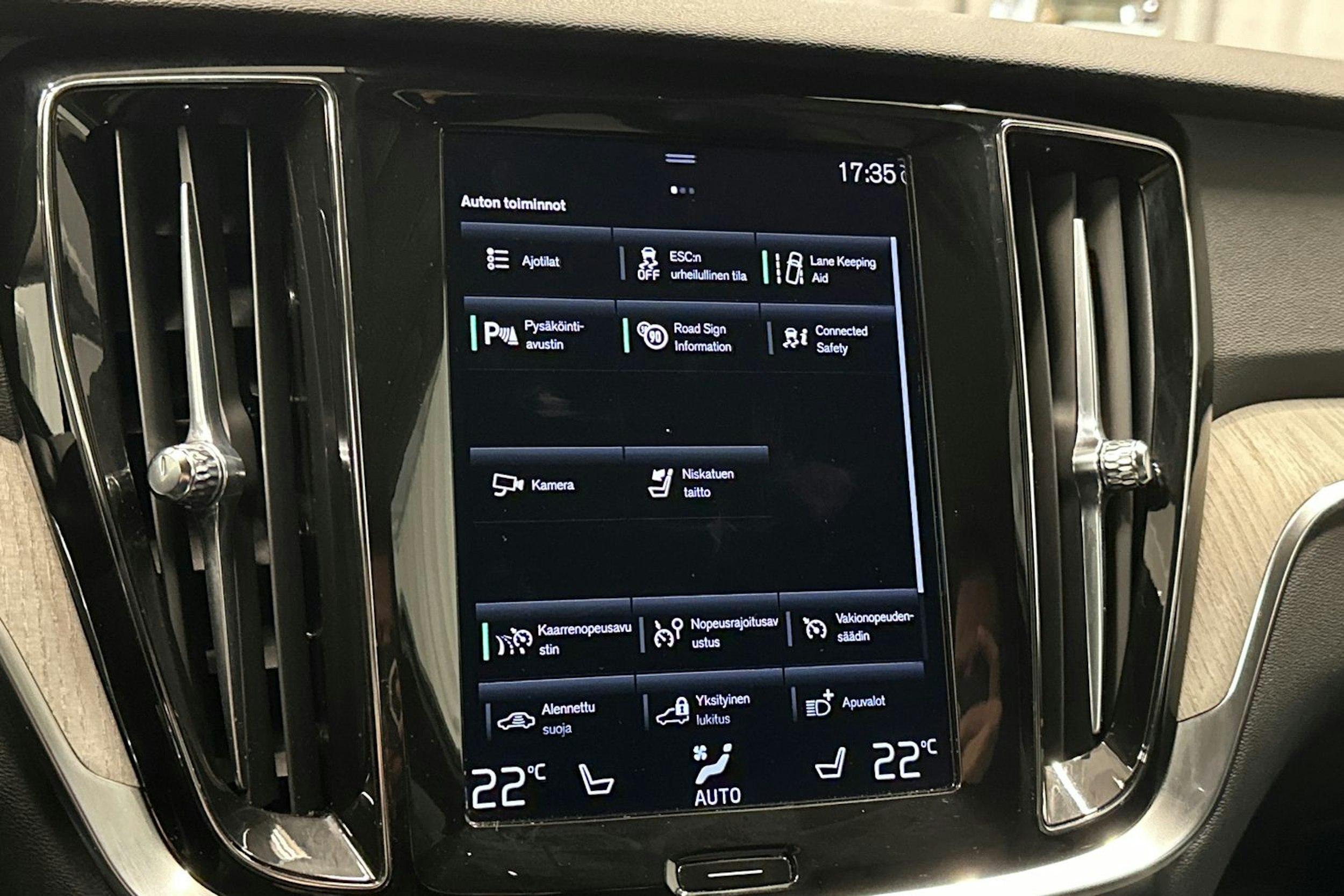 valkoinen Volvo V60 Cross Country 2022 kuva 29.