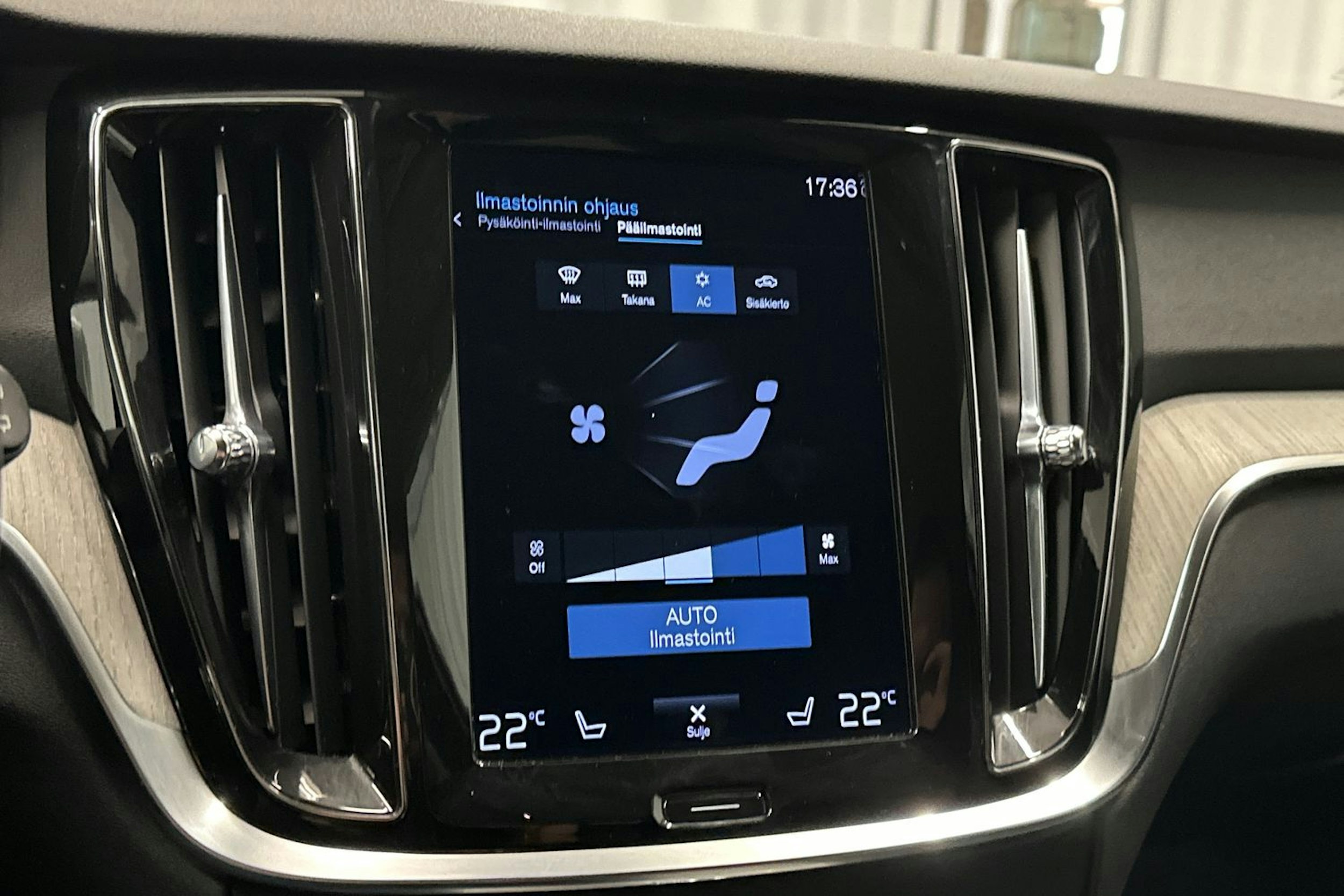 valkoinen Volvo V60 Cross Country 2022 kuva 31.