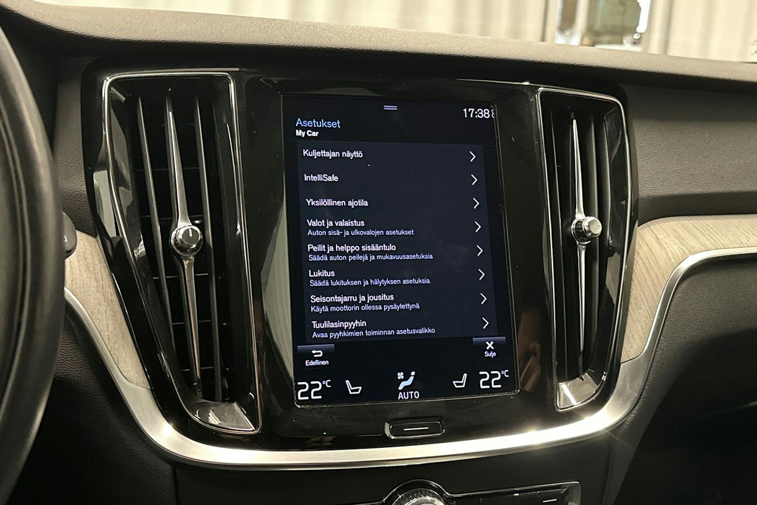 valkoinen Volvo V60 Cross Country 2022 kuva 34.