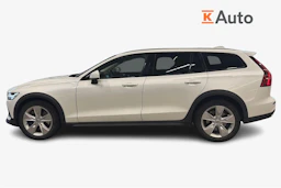 valkoinen Volvo V60 Cross Country 2022 kuva 5.