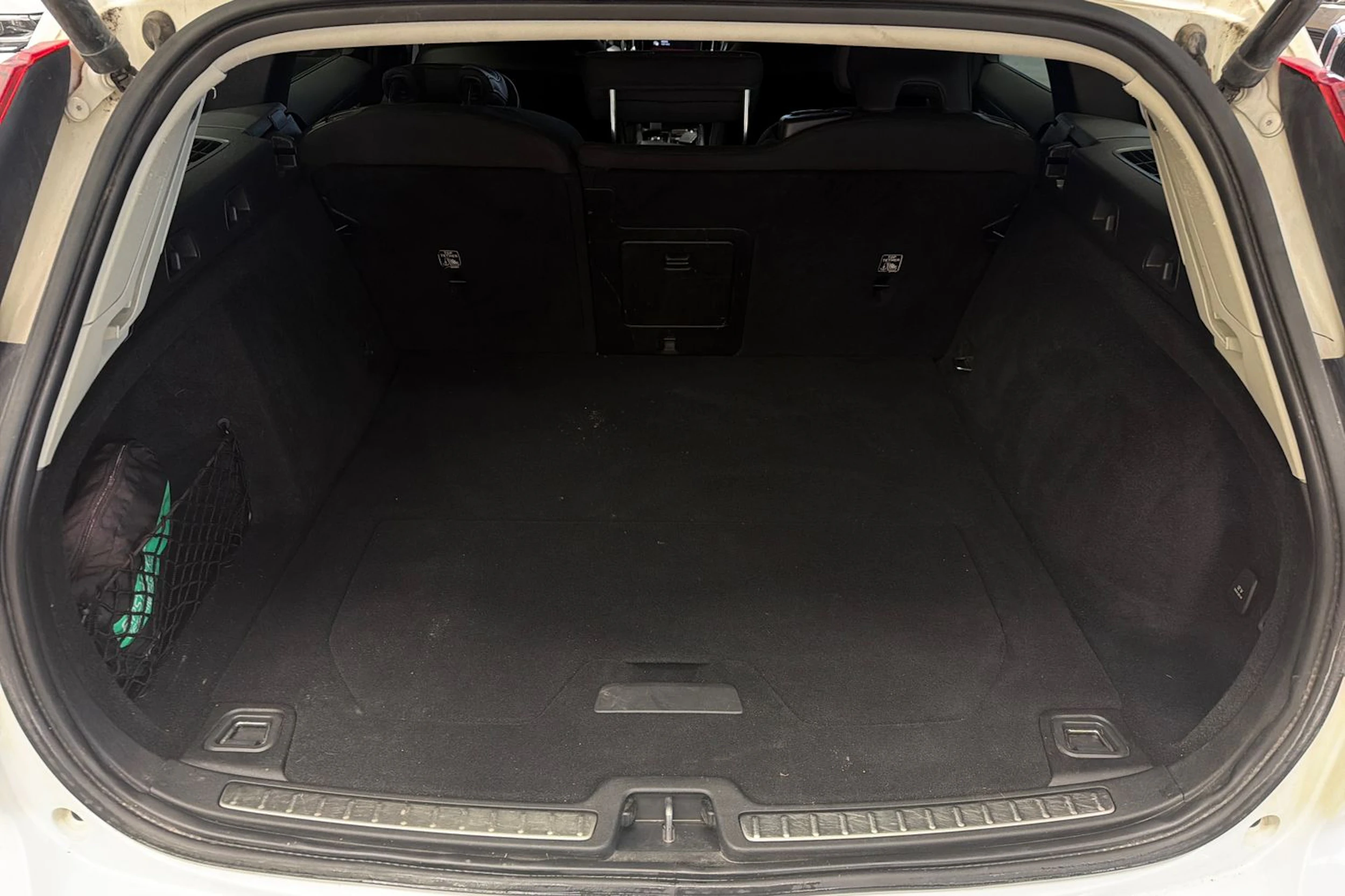 valkoinen Volvo V60 Cross Country 2022 kuva 12.
