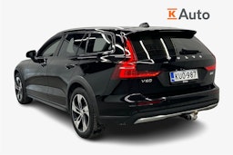 musta Volvo V60 Cross Country 2023 kuva 2.