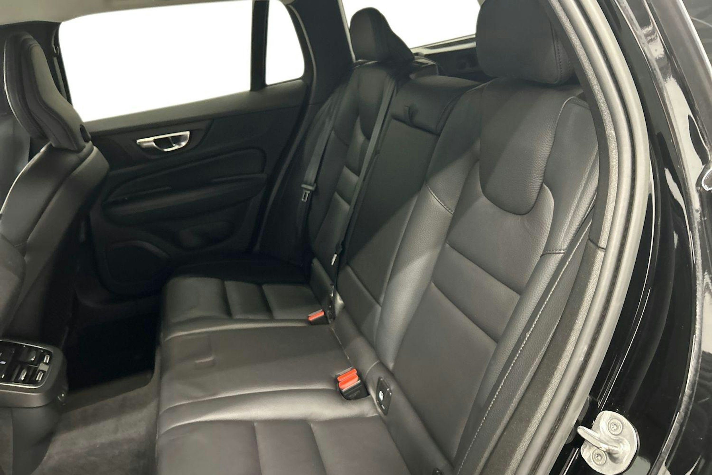 musta Volvo V60 Cross Country 2023 kuva 10.
