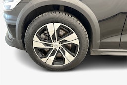 musta Volvo V60 Cross Country 2023 kuva 11.