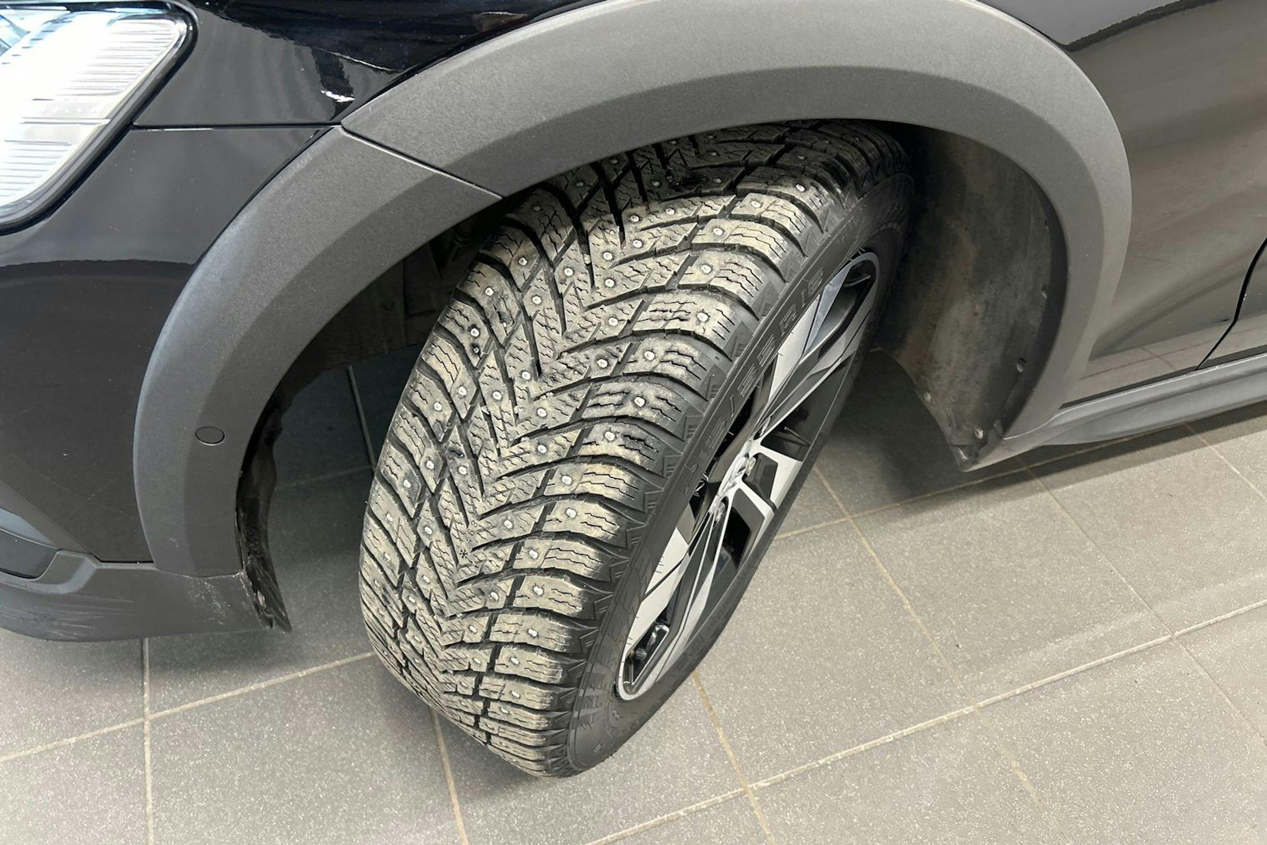 musta Volvo V60 Cross Country 2023 kuva 13.